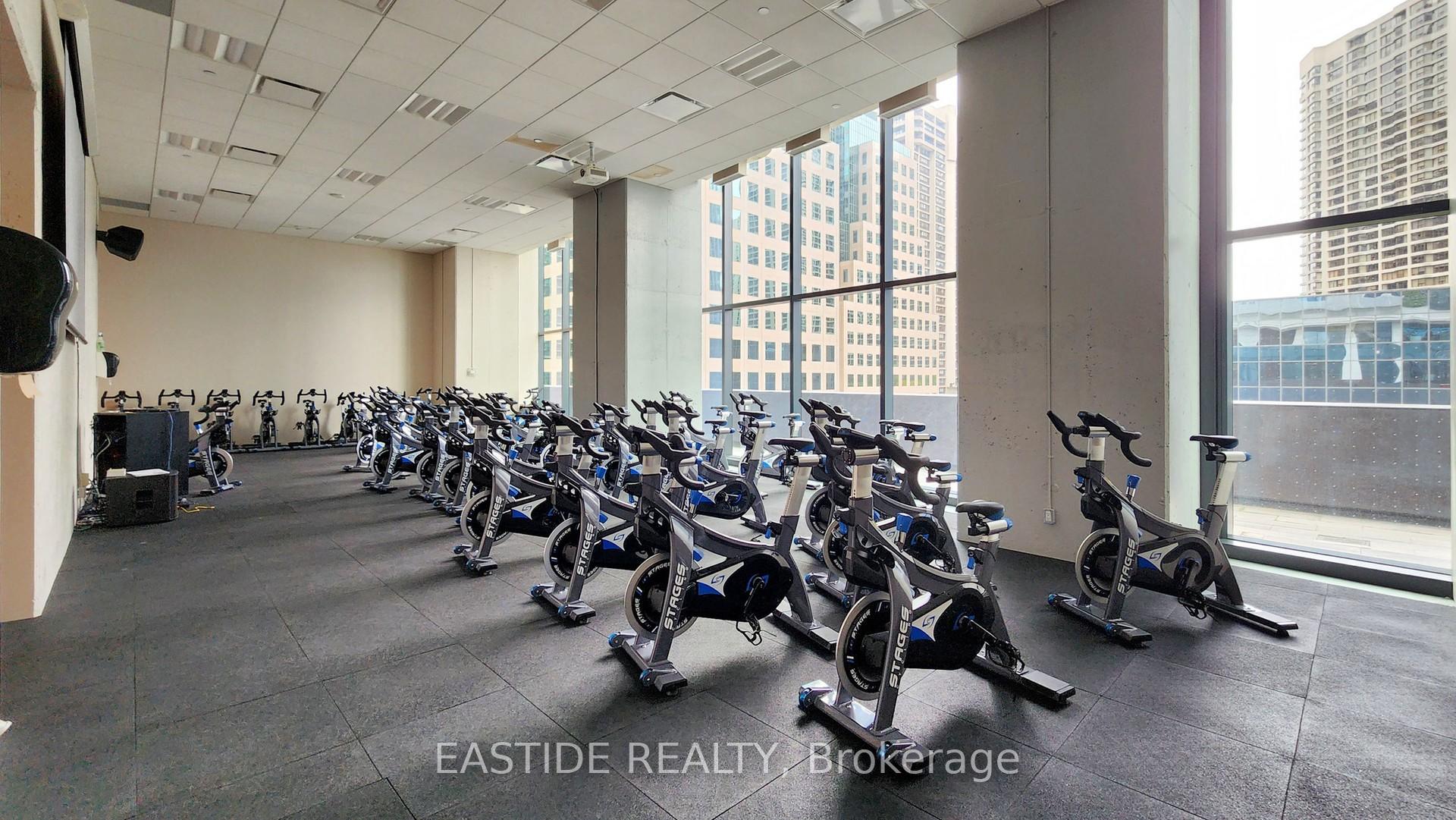 2 Bedrooms Condo at 88 Harbour, Toronto For sale