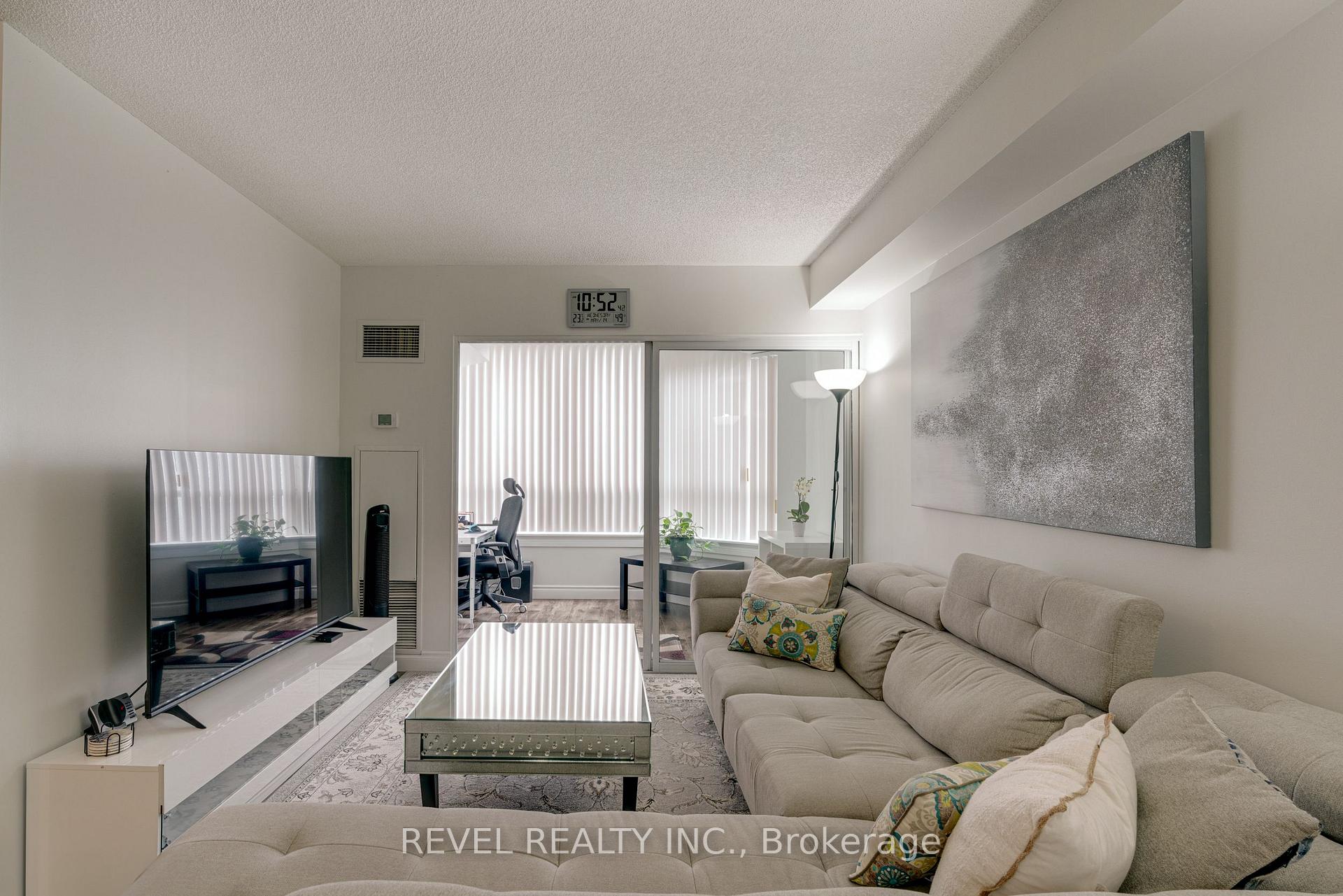 3 Bedrooms Condo at 135 Hillcrest, Mississauga For sale