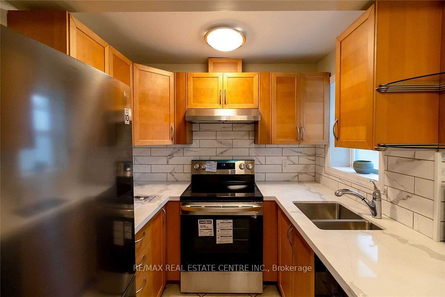 27 Hollywood Street N