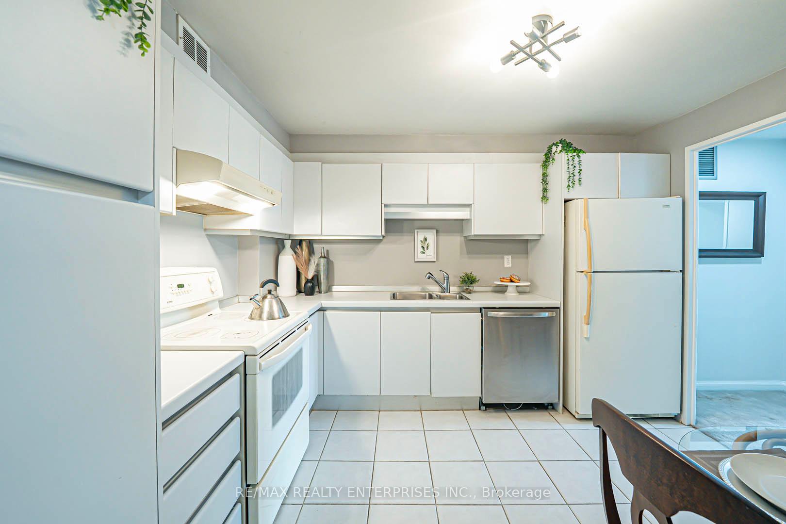 2 Bedrooms Condo at 1400 Dixie, Mississauga For sale
