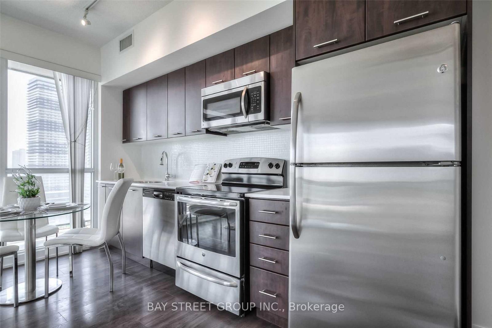 3 Bedrooms Condo at 2200 Lakeshore,  Toronto For sale