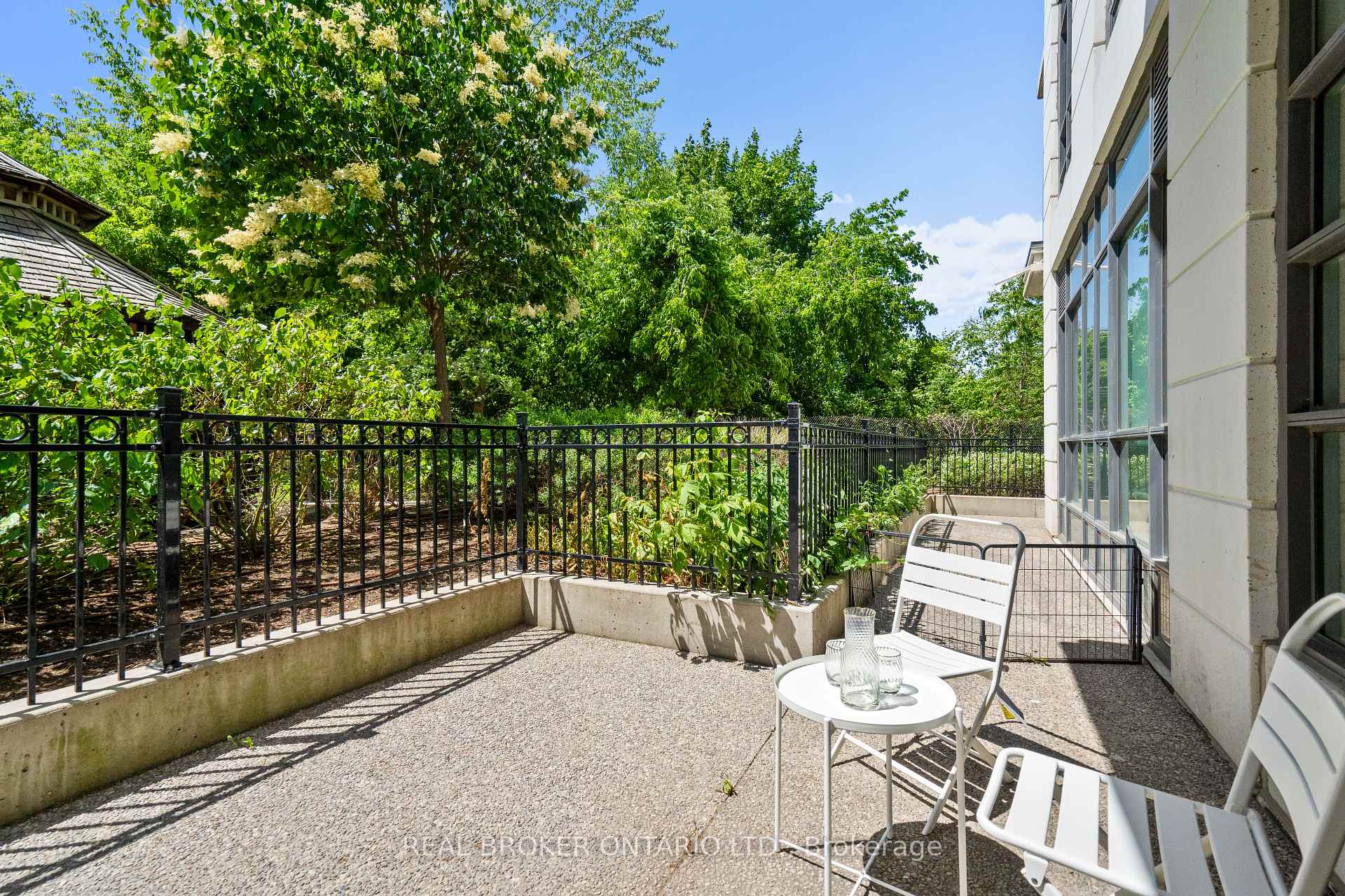 2 Bedrooms Condo at 840 Queen’s Plate, Toronto For sale