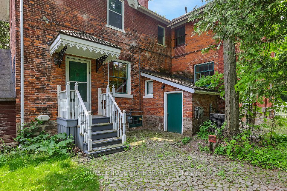262 Main Street, Grimsby, ON L3M 1S4