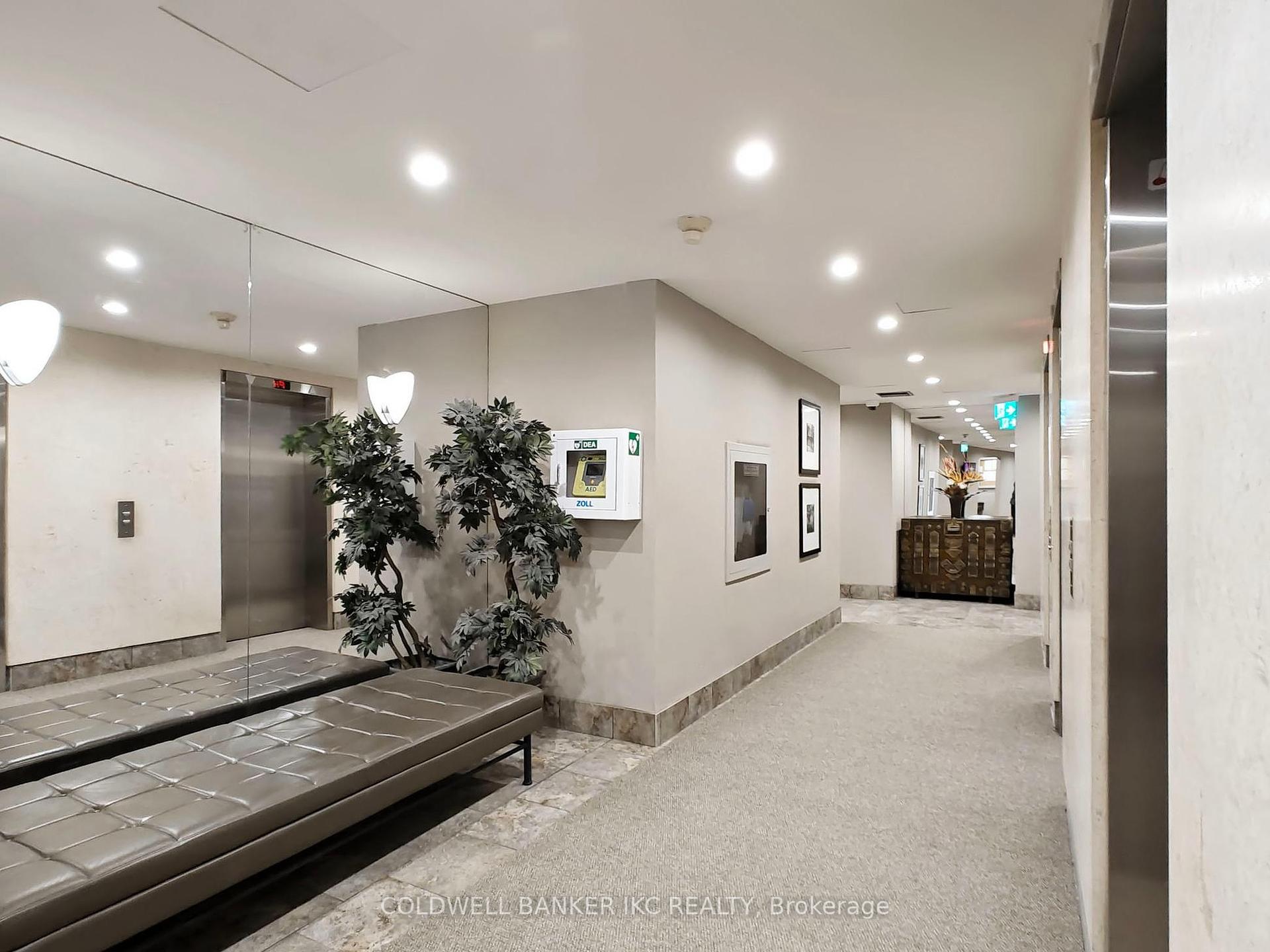 3 Bedrooms Condo at 4235 Sherwoodtowne, Mississauga For sale