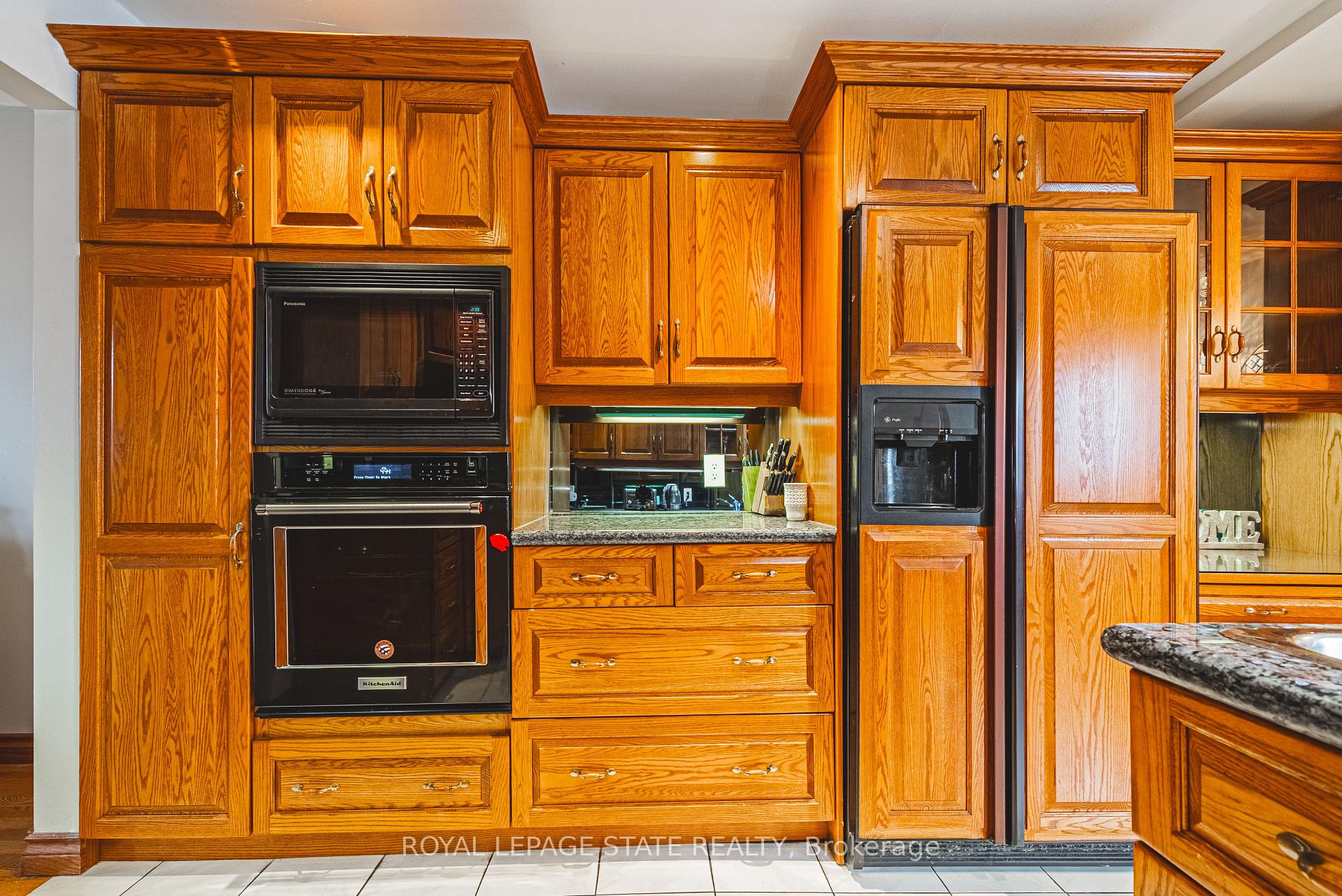 3 Bedrooms Condo at 100 Quigley, Hamilton For sale