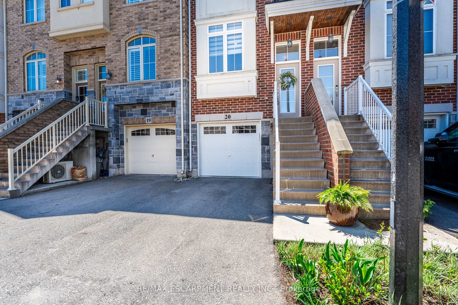 2 Bedrooms Condo at 181 Plains, Burlington For sale