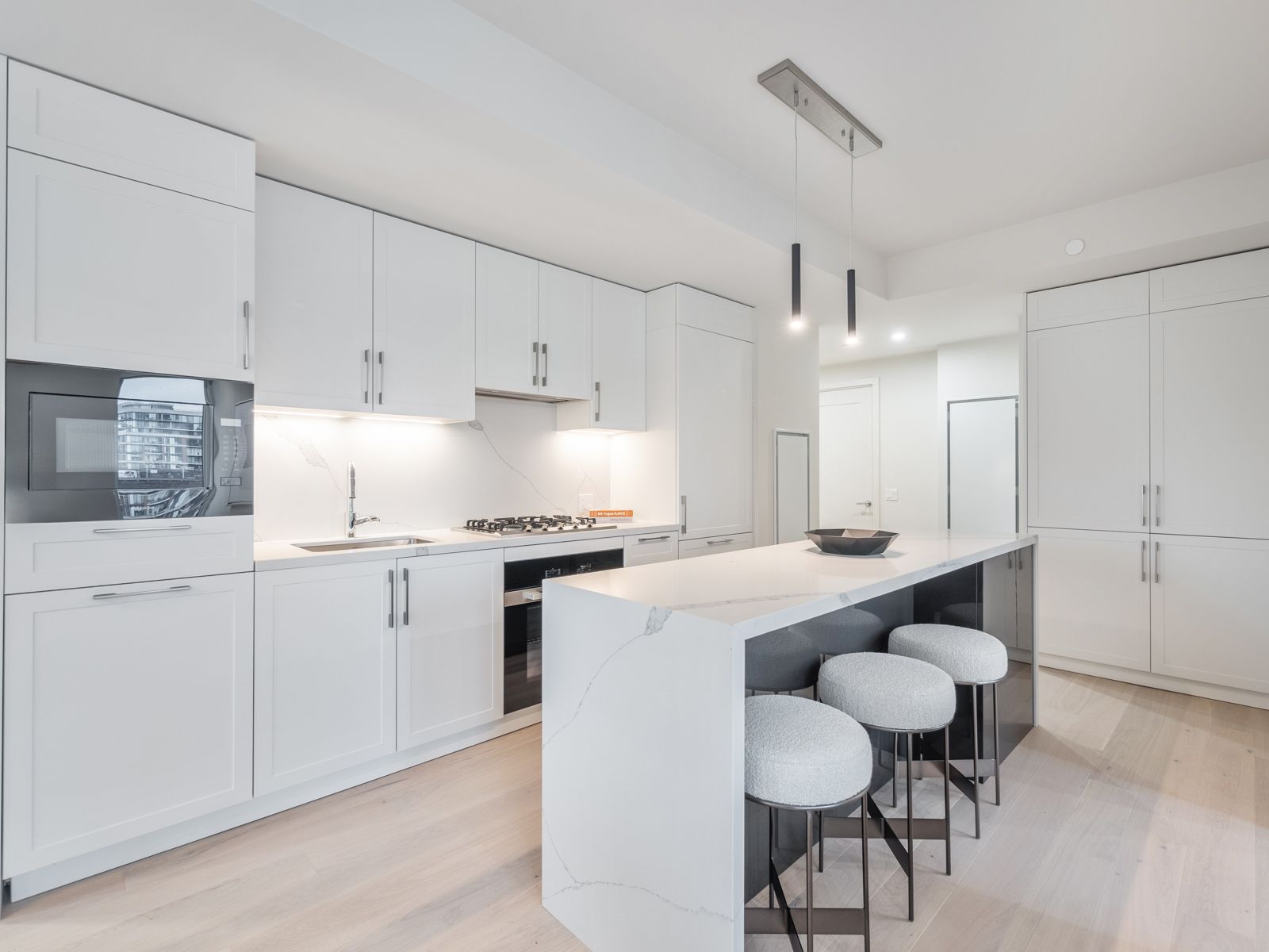 8 Manor Road W 711