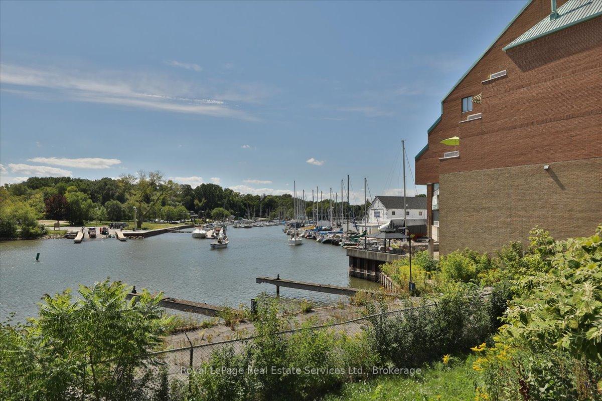 2 Bedrooms Condo at 100 Bronte, Oakville For sale