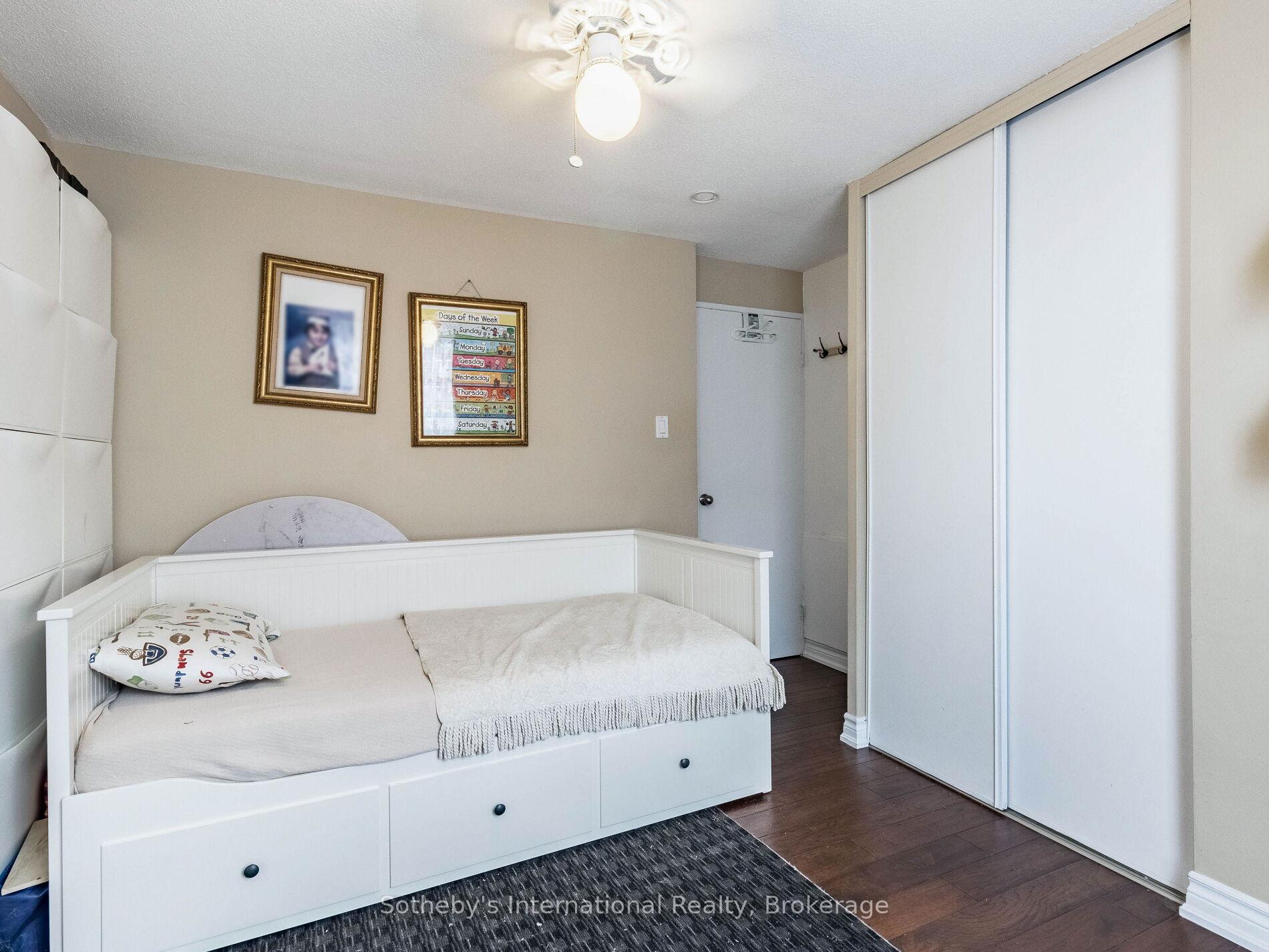 3 Bedrooms Condo at 3120 Kirwin,  Mississauga For sale