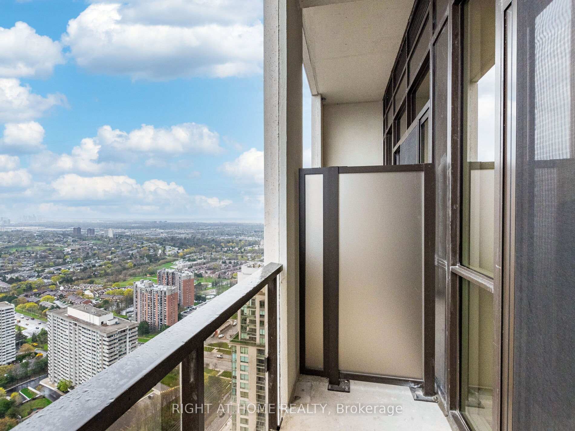 2 Bedrooms Condo at 30 Elm,  Mississauga For sale