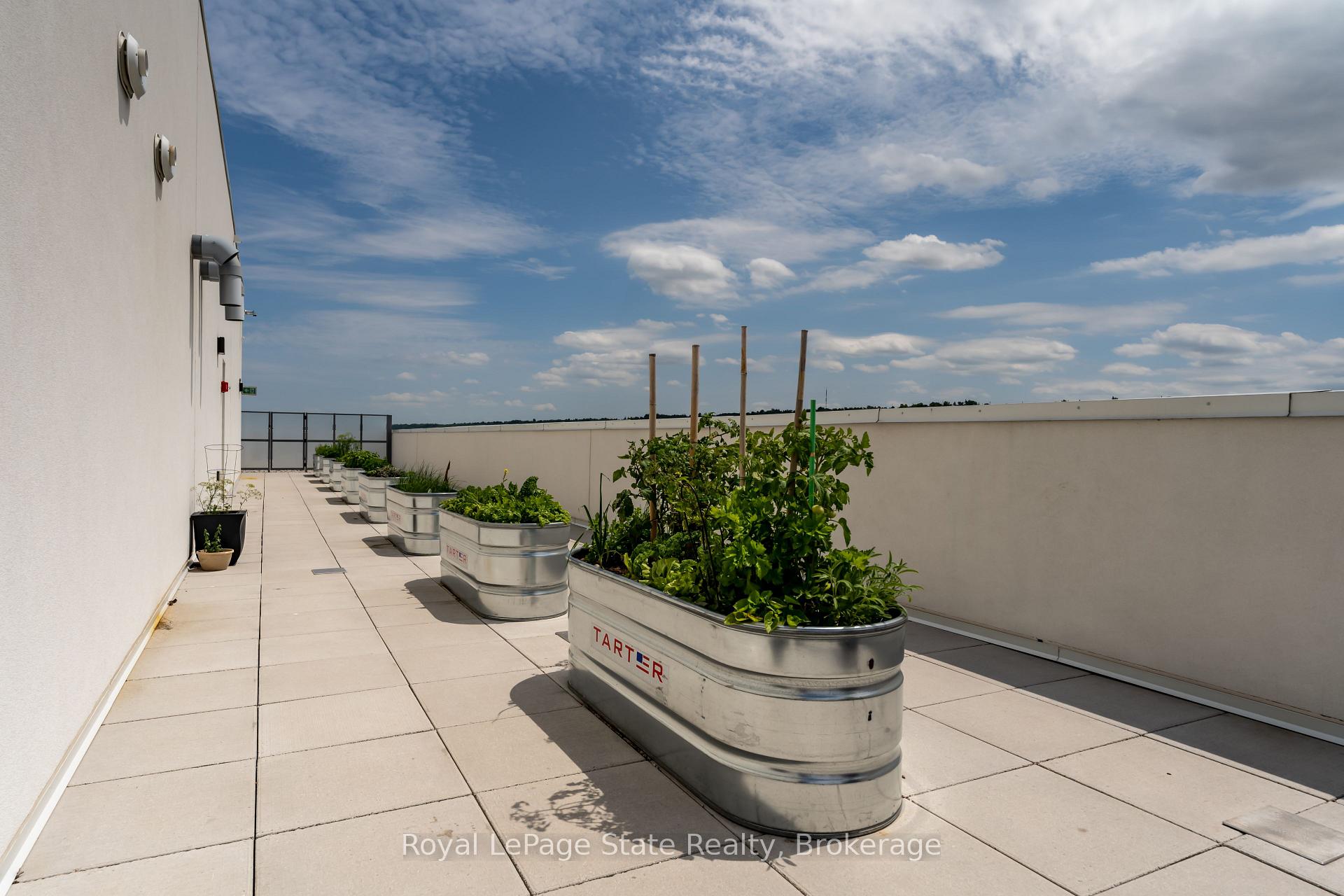 2 Bedrooms Condo at 121 8,  Hamilton For sale