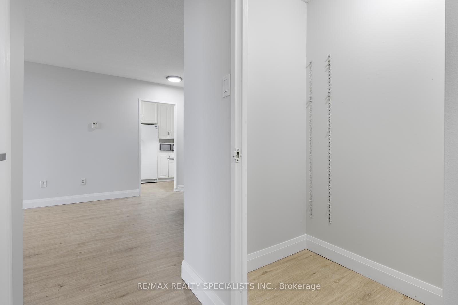 2 Bedrooms Condo at 2929 Aquitaine, Mississauga For sale