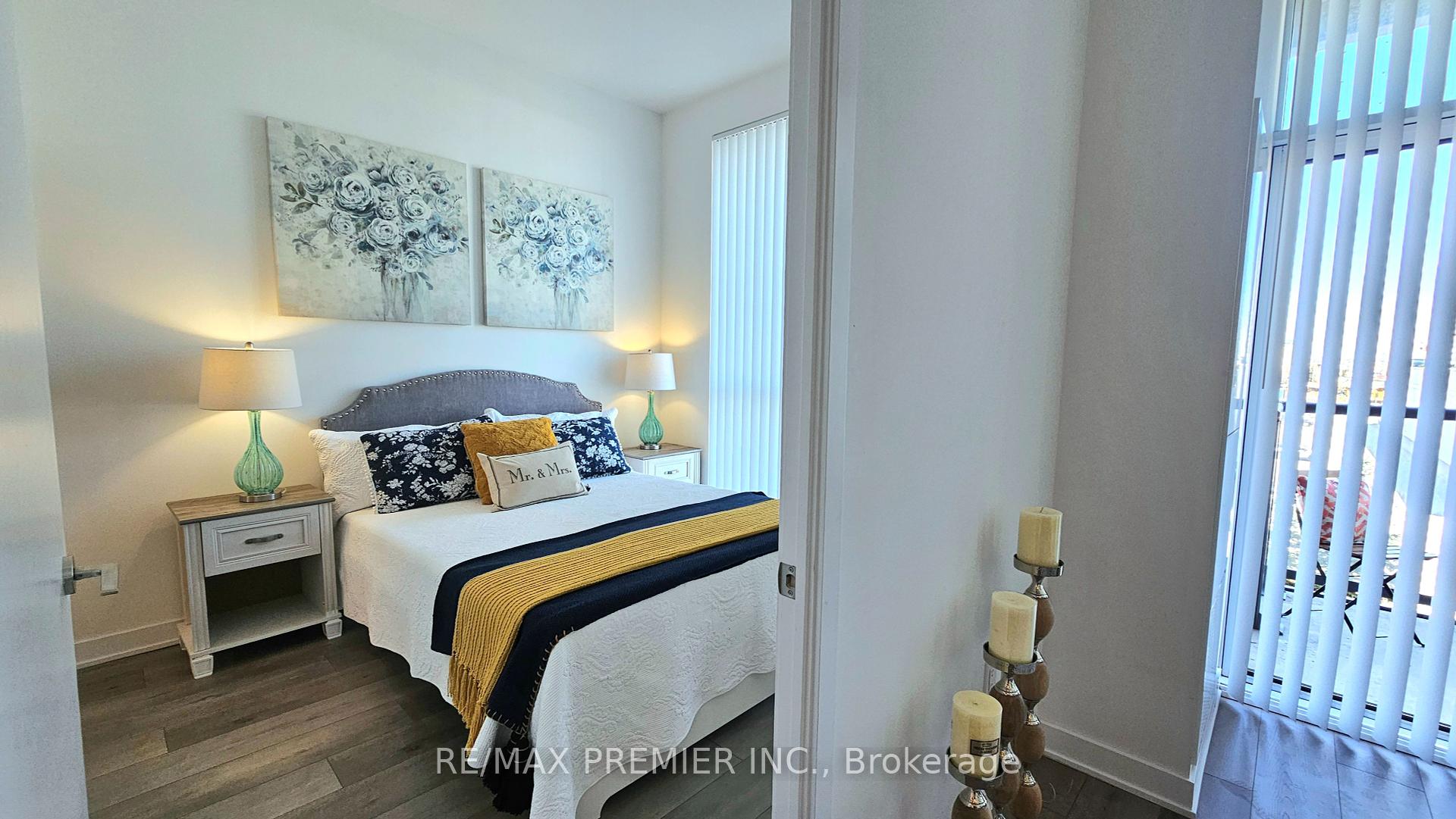 2 Bedrooms Condo at 10 Honeycrisp, Vaughan For sale