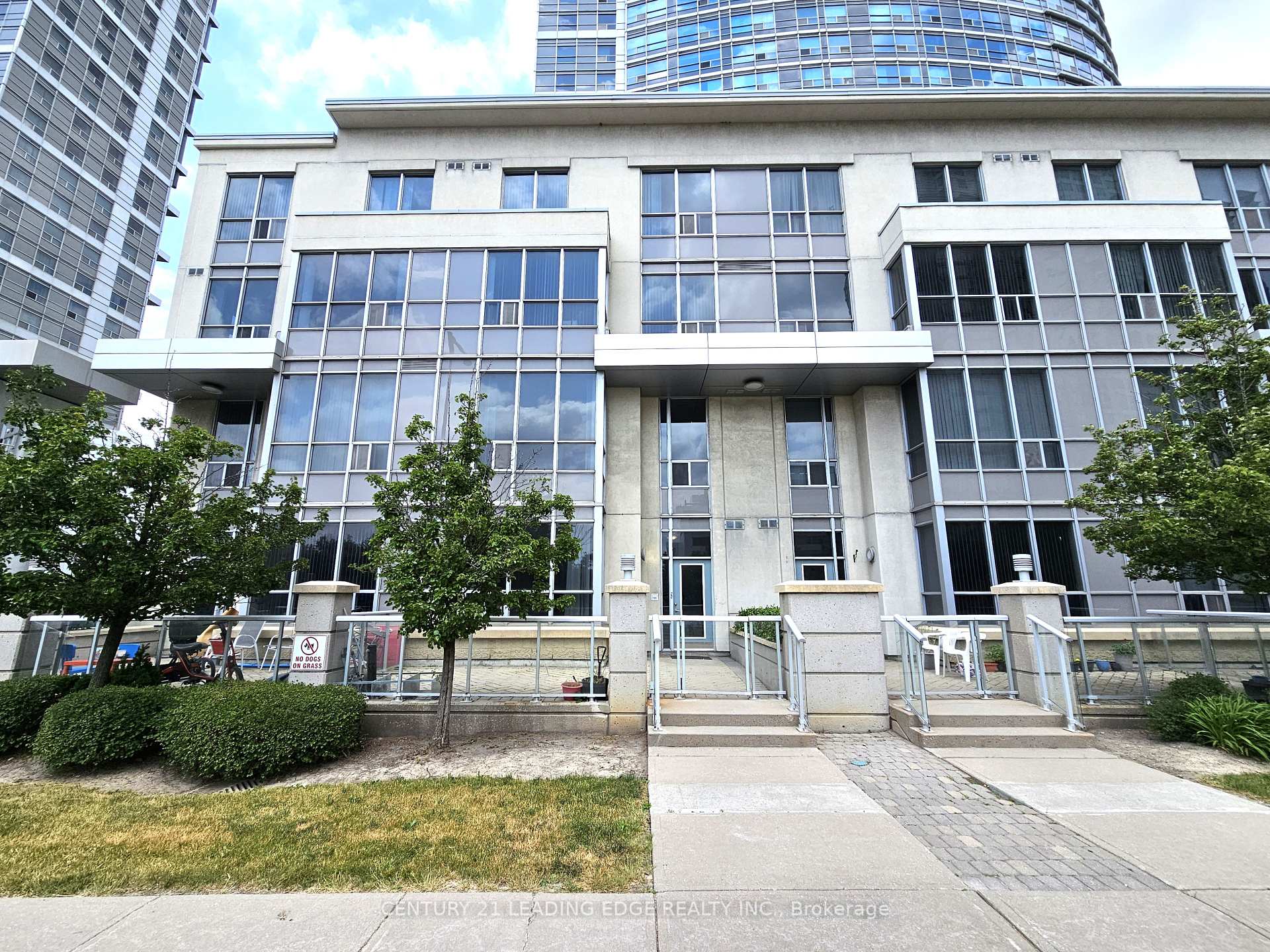 3 Bedrooms Condo at 38 Lee Centre, Toronto For sale