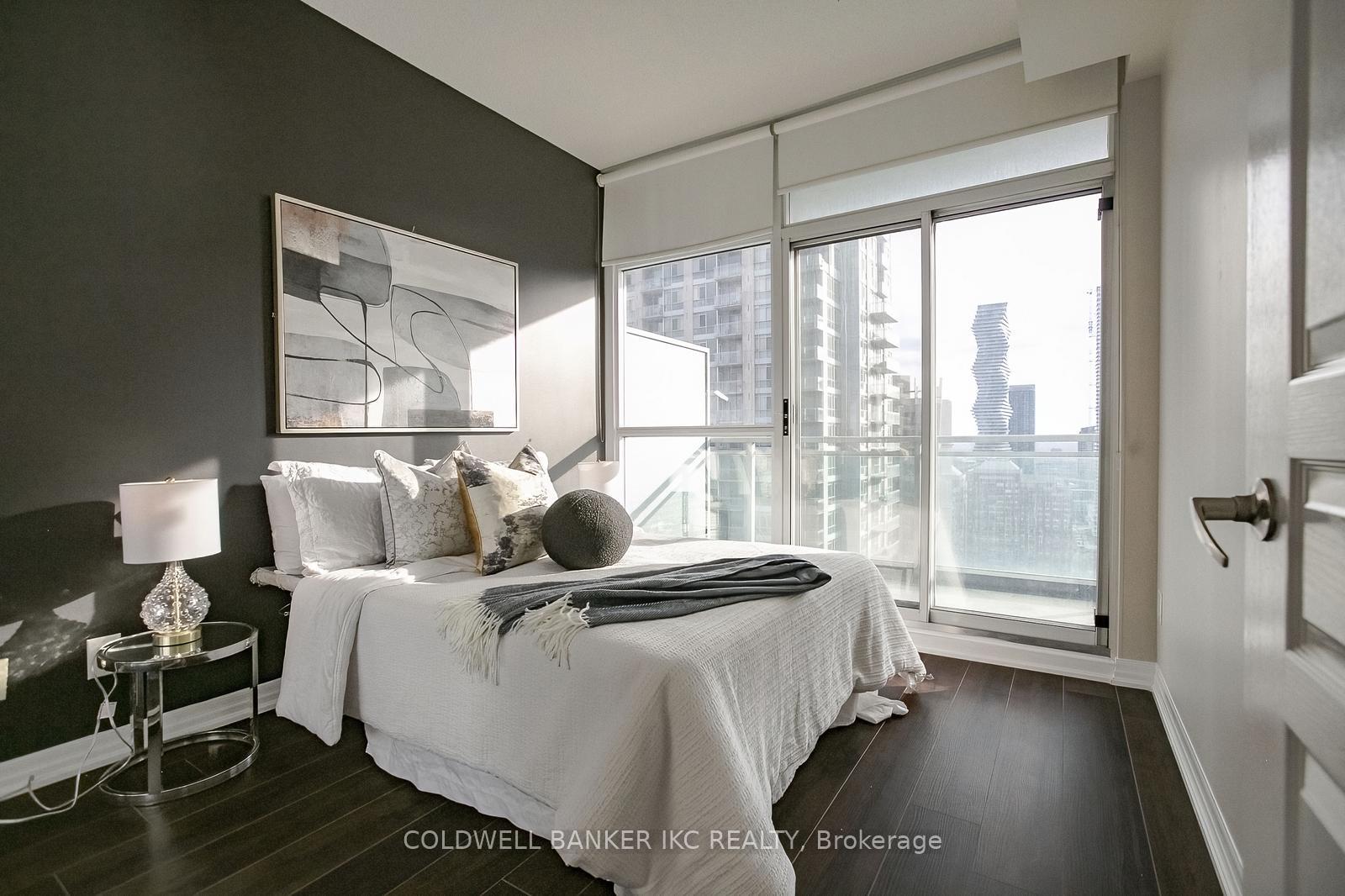 2 Bedrooms Condo at 223 Webb, Mississauga For sale