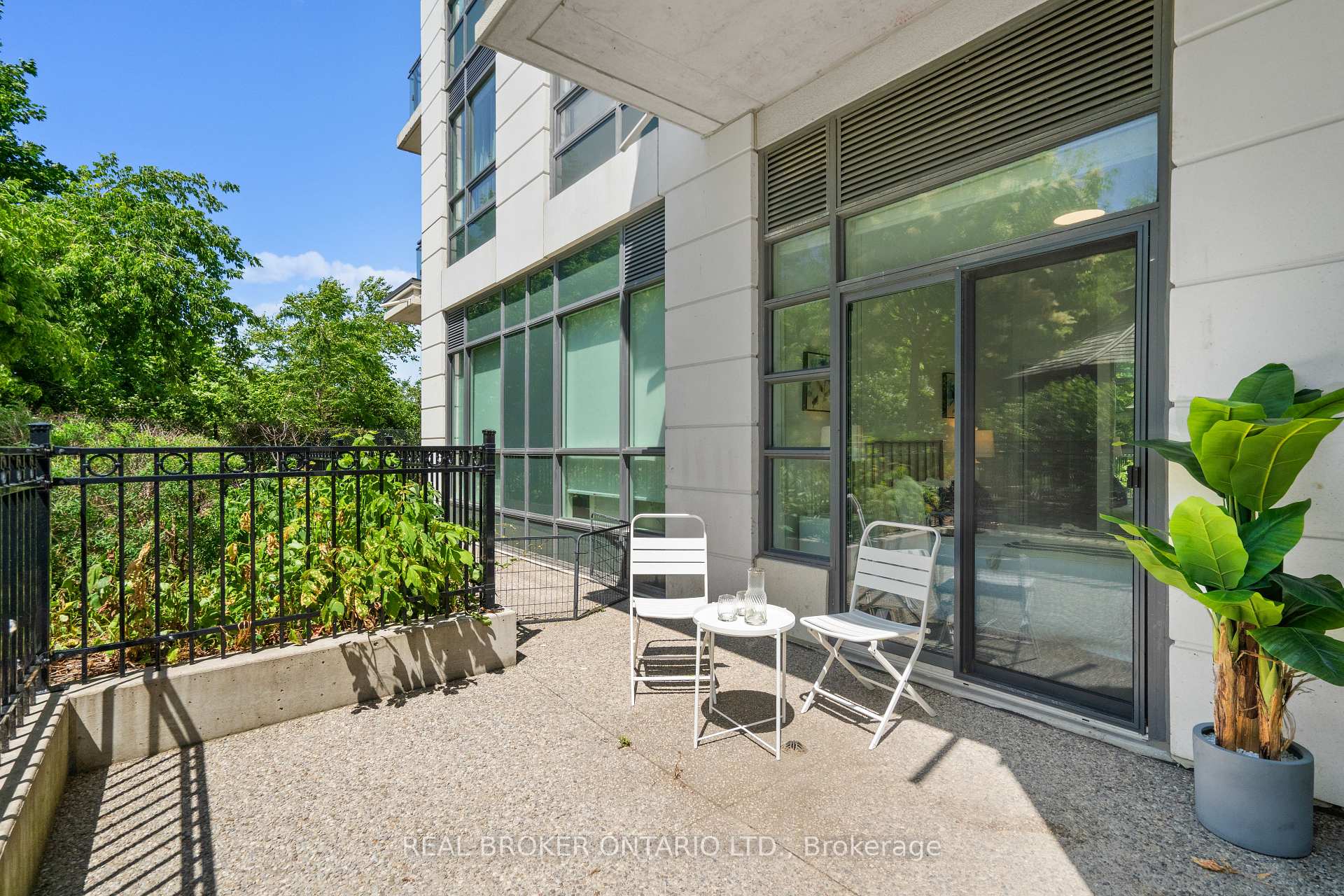 2 Bedrooms Condo at 840 Queen’s Plate, Toronto For sale