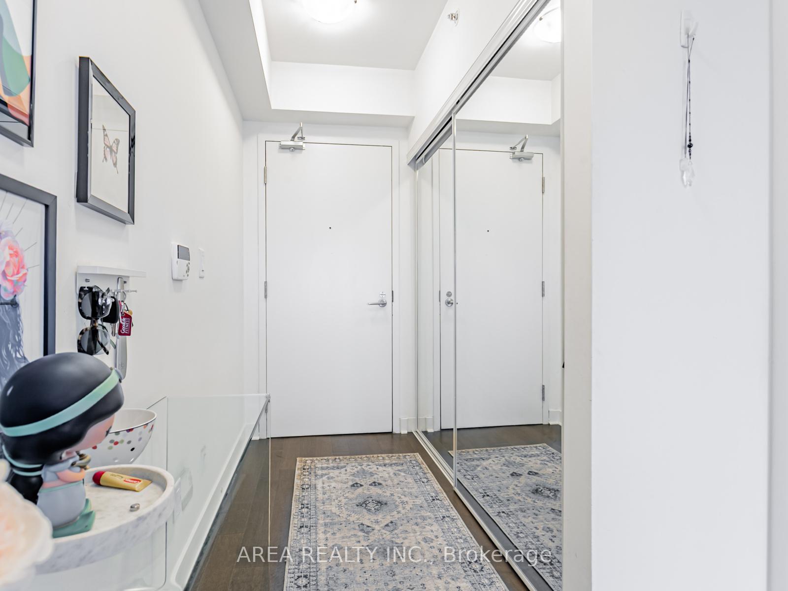 2 Bedrooms Condo at 58 Orchard View, Toronto For sale