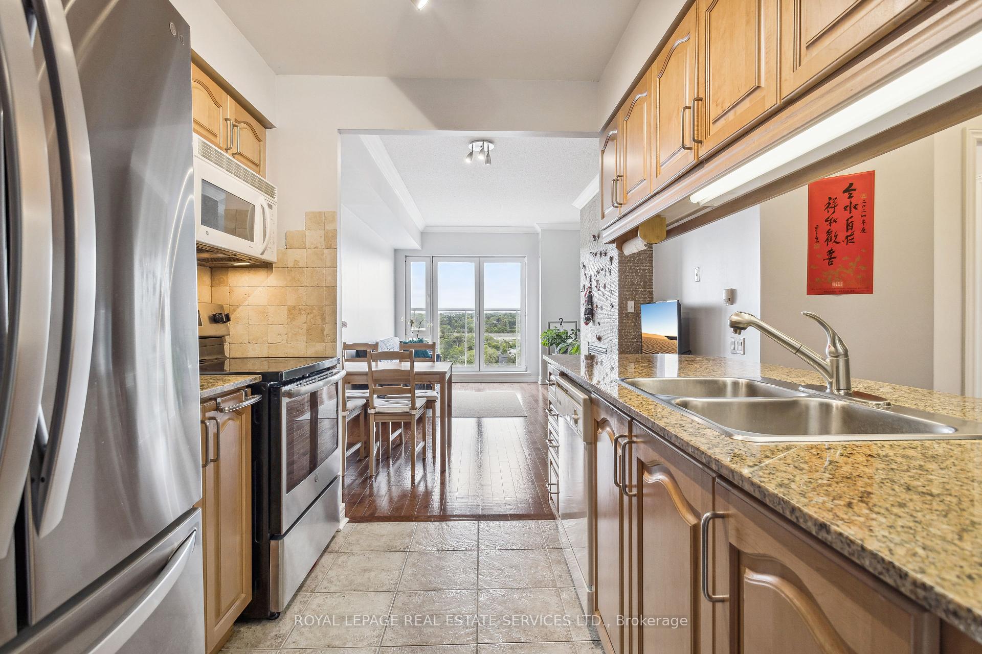 2 Bedrooms Condo at 40 Old Mill, Oakville For sale