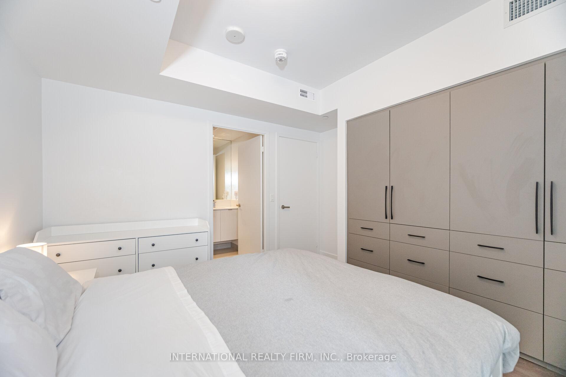 2 Bedrooms Condo at 99 Broadway, Toronto For sale