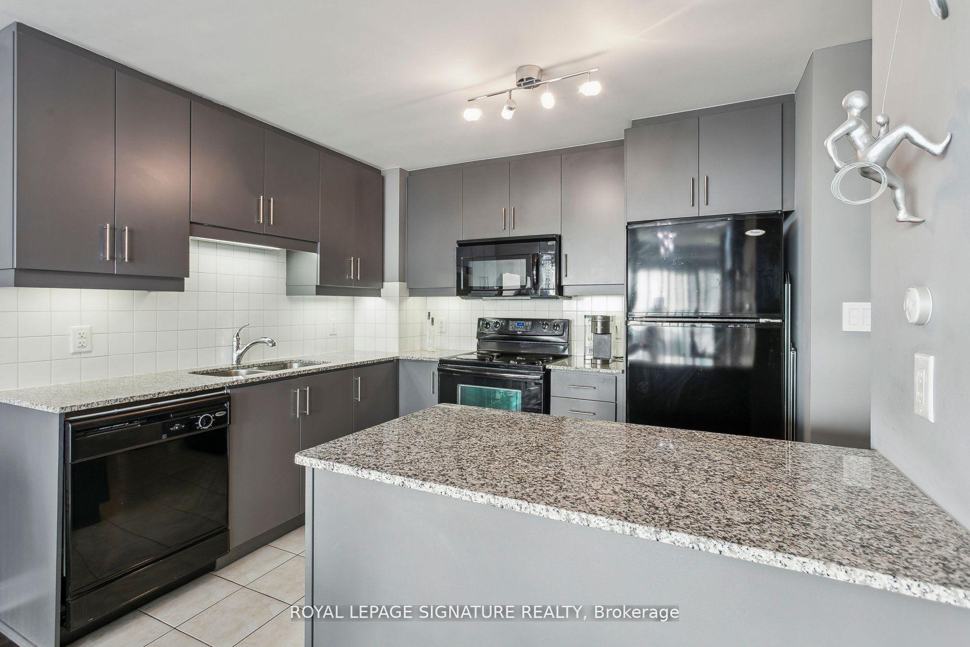 3 Bedrooms Condo at 60 Absolute, Mississauga For sale
