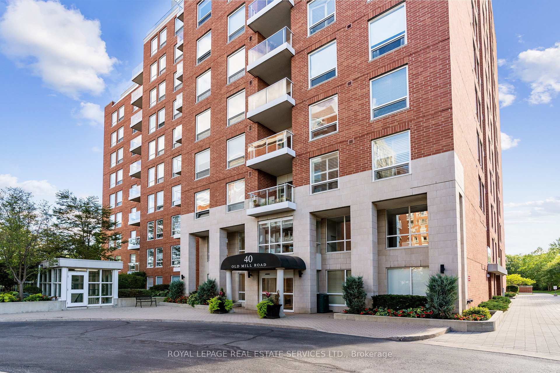 2 Bedrooms Condo at 40 Old Mill, Oakville For sale