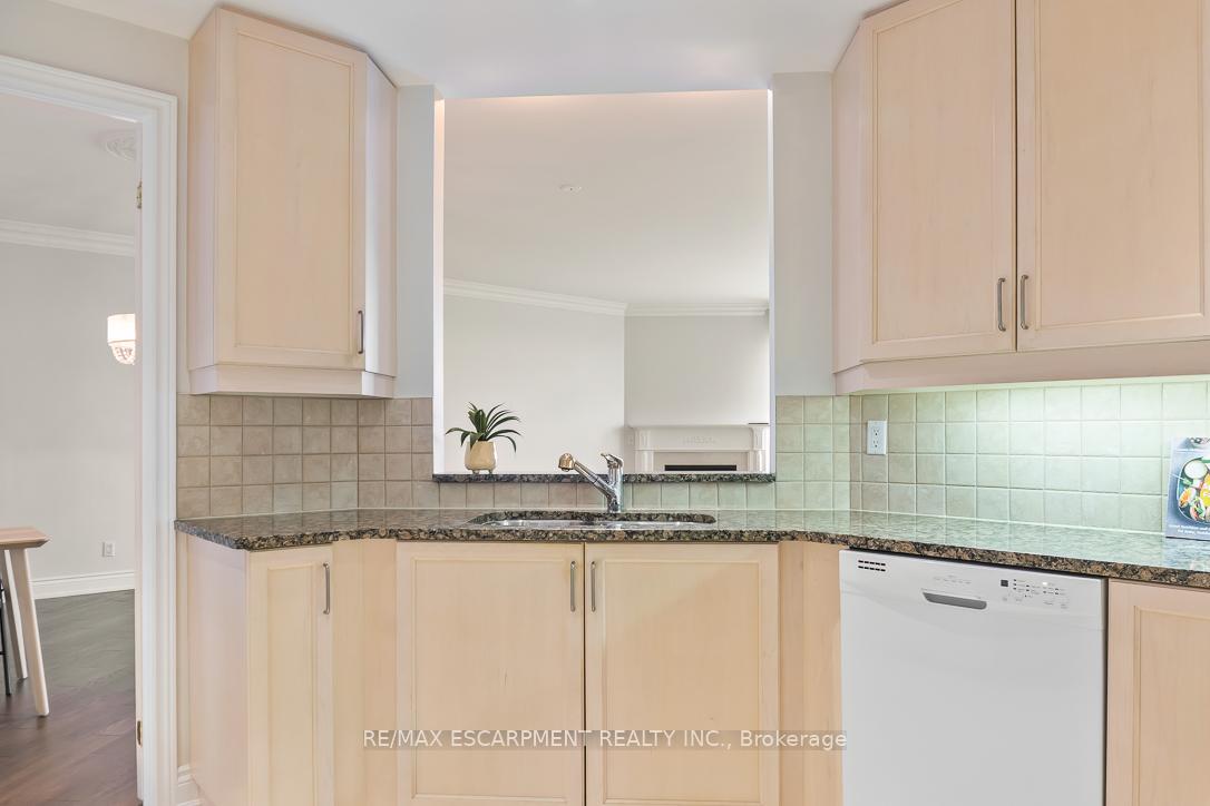 1 Bedroom Condo at 1900 The Collegeway, Mississauga For sale