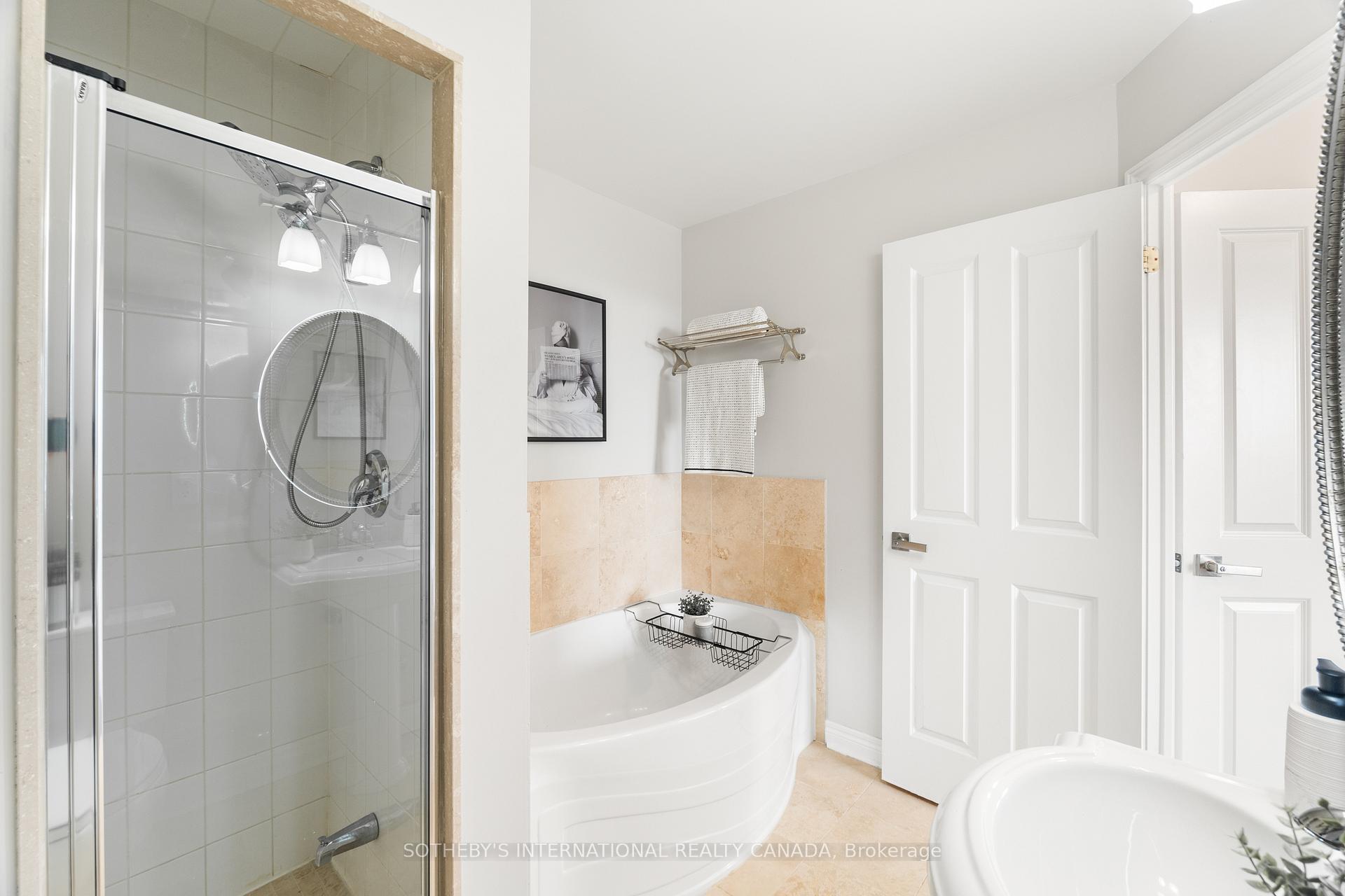 2 Bedrooms Condo at 40 Old Mill, Oakville For sale