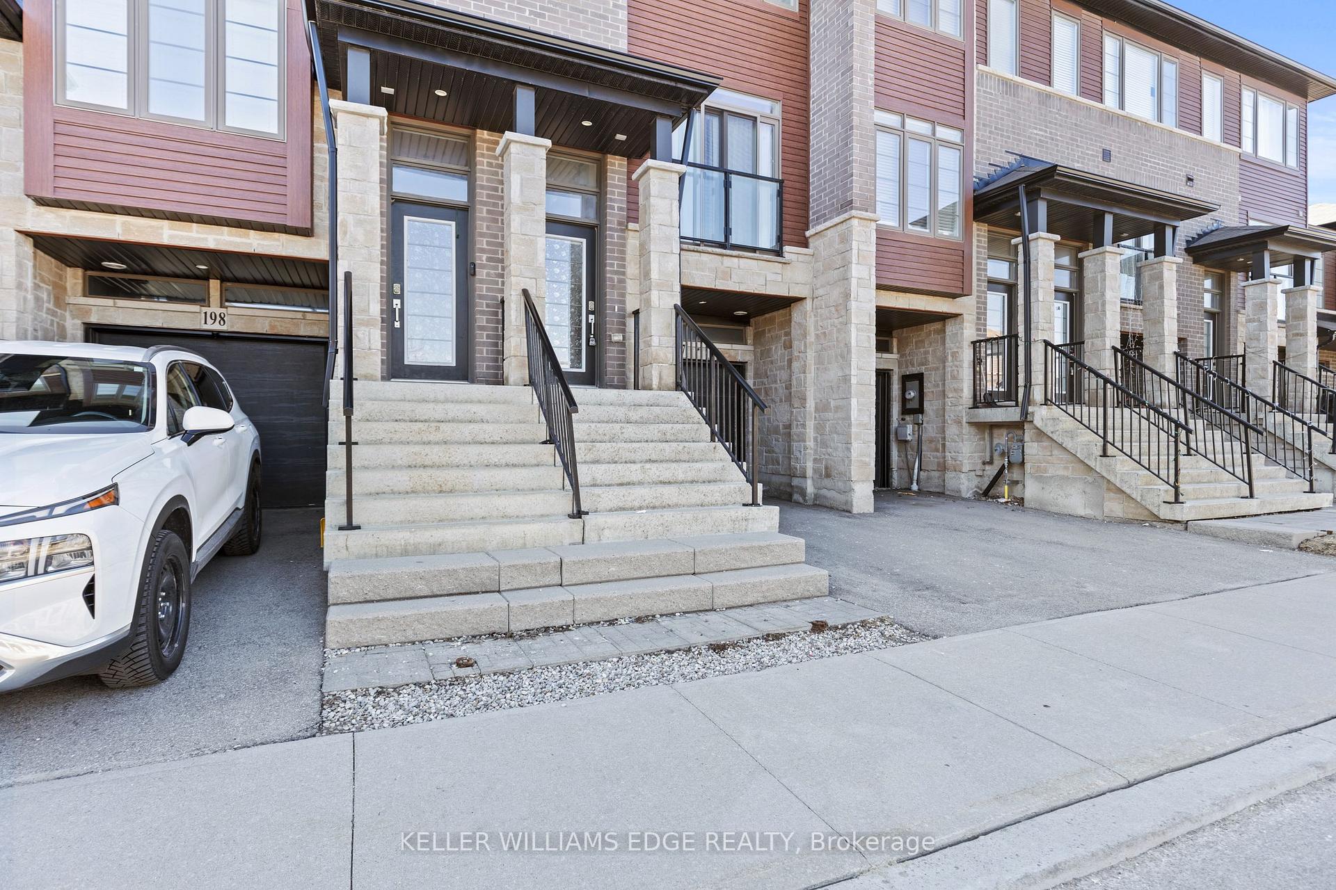 3 Bedrooms Condo at 30 Time Square, Hamilton For sale
