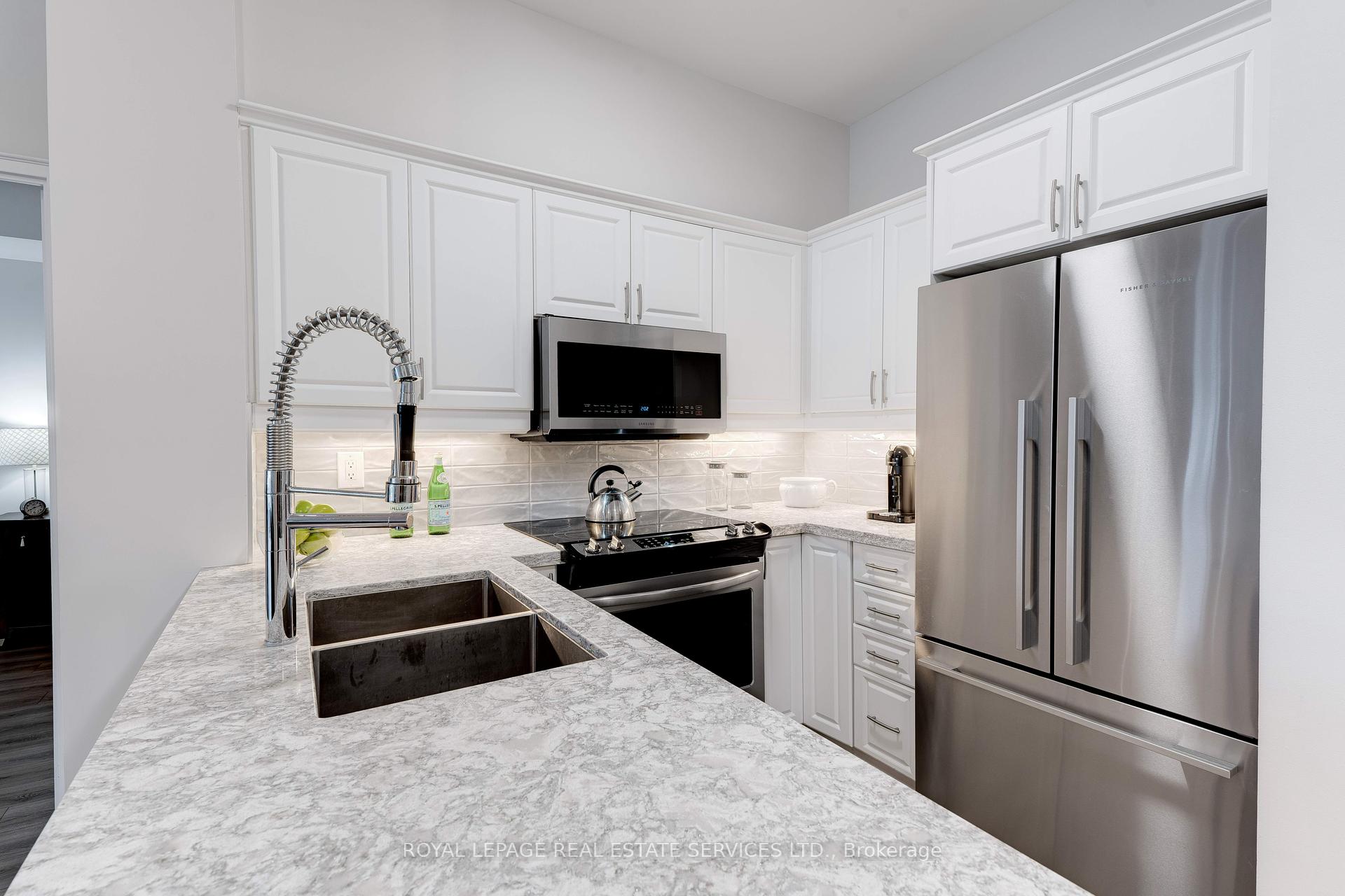 2 Bedrooms Condo at 2511 Lakeshore,  Oakville For sale