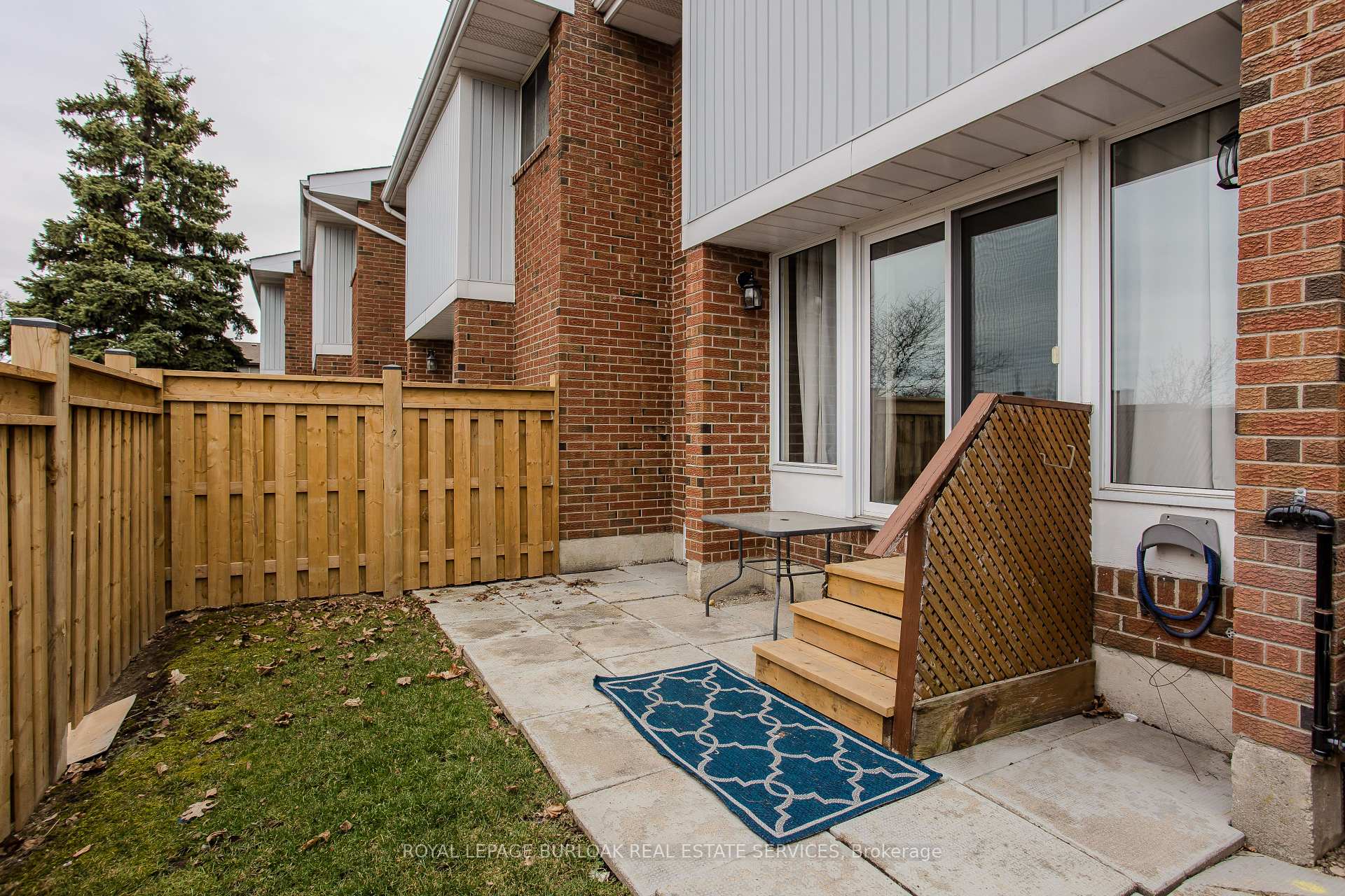 4 Bedrooms Condo at 25 Redbury, Hamilton For sale