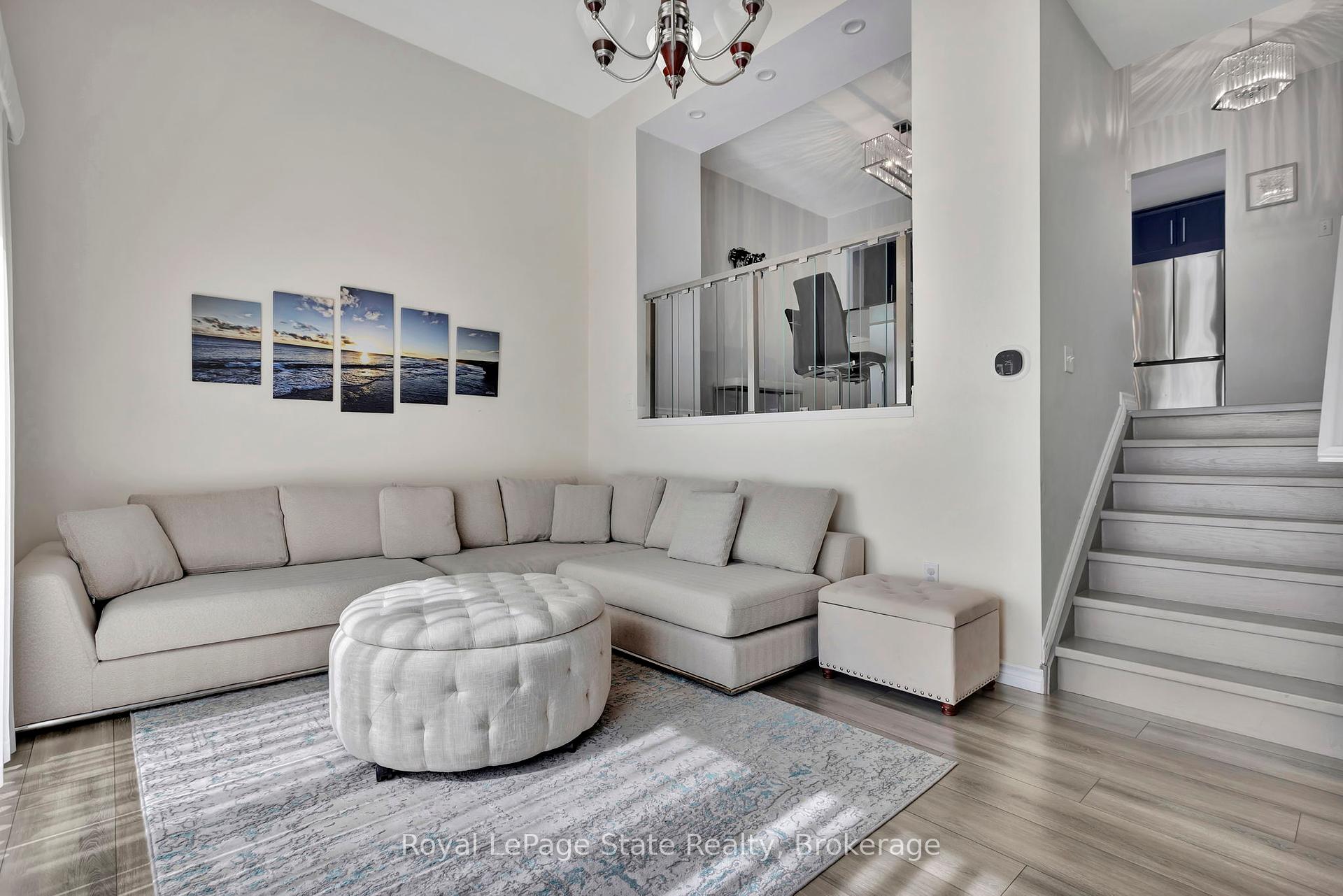 3 Bedrooms Condo at 11 Harrisford, Hamilton For sale