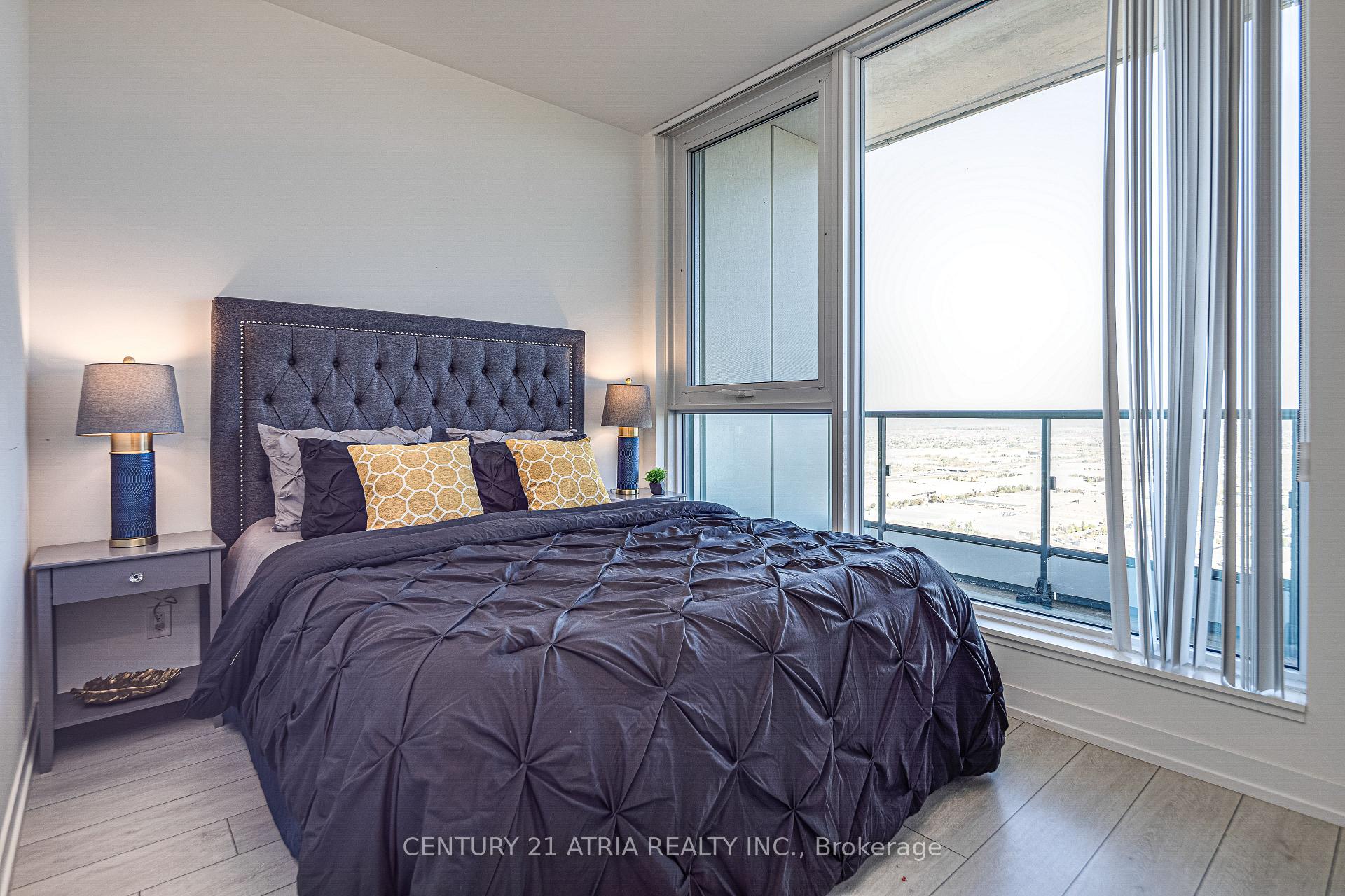 2 Bedrooms Condo at 898 Portage, Vaughan For sale