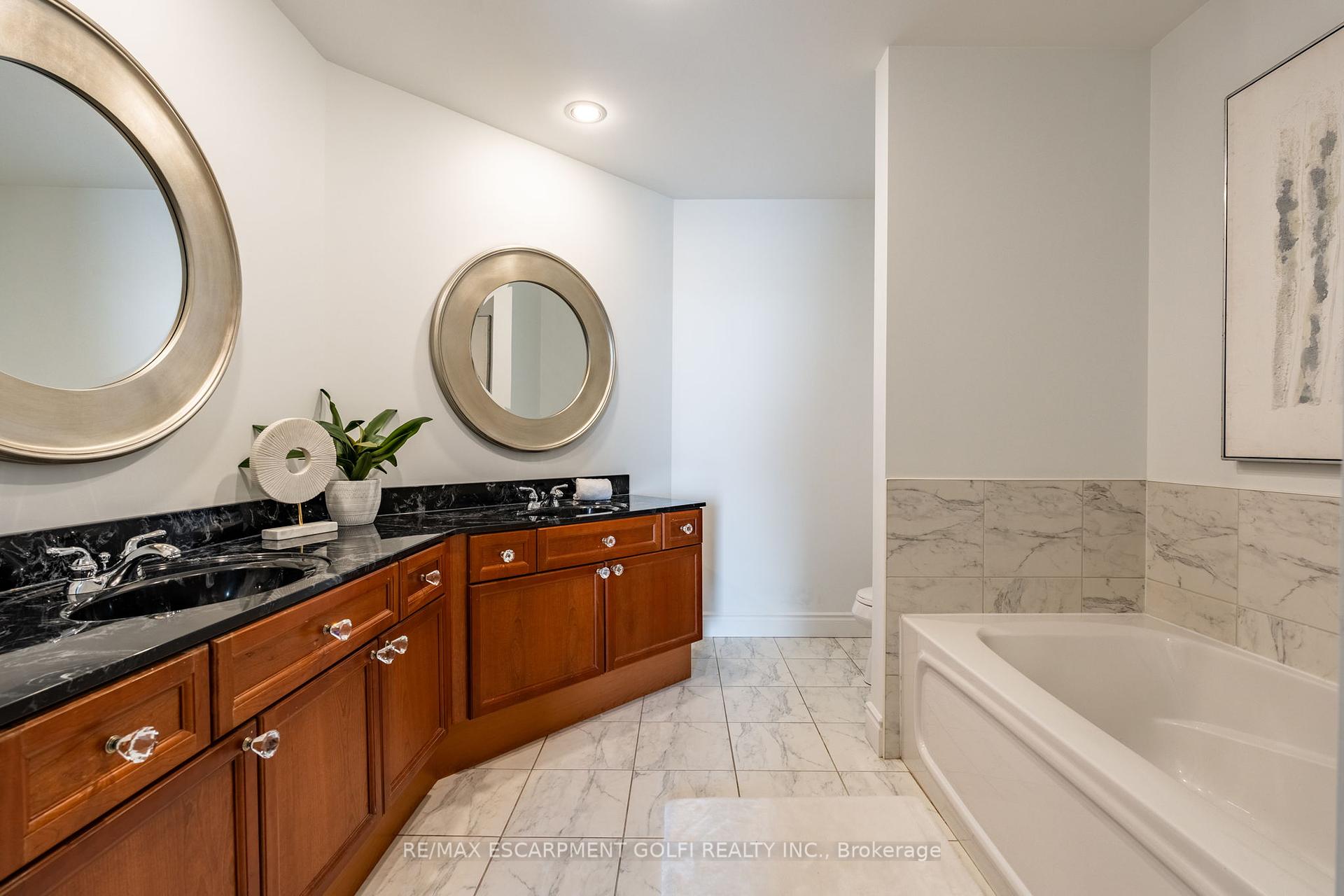 2 Bedrooms Condo at 1477 Lakeshore, Burlington For sale