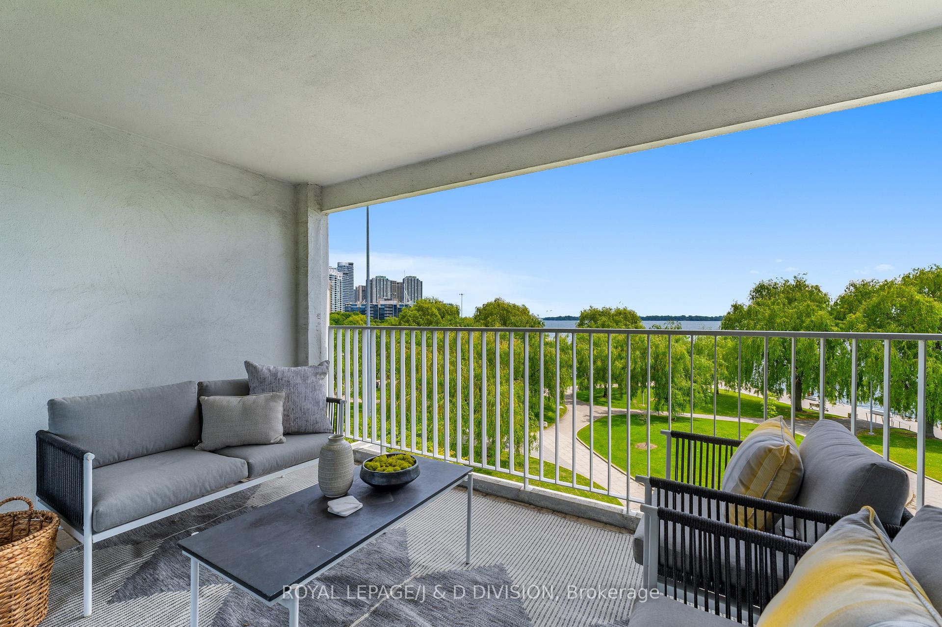 2 Bedrooms Condo at 401 Queens, Toronto For sale
