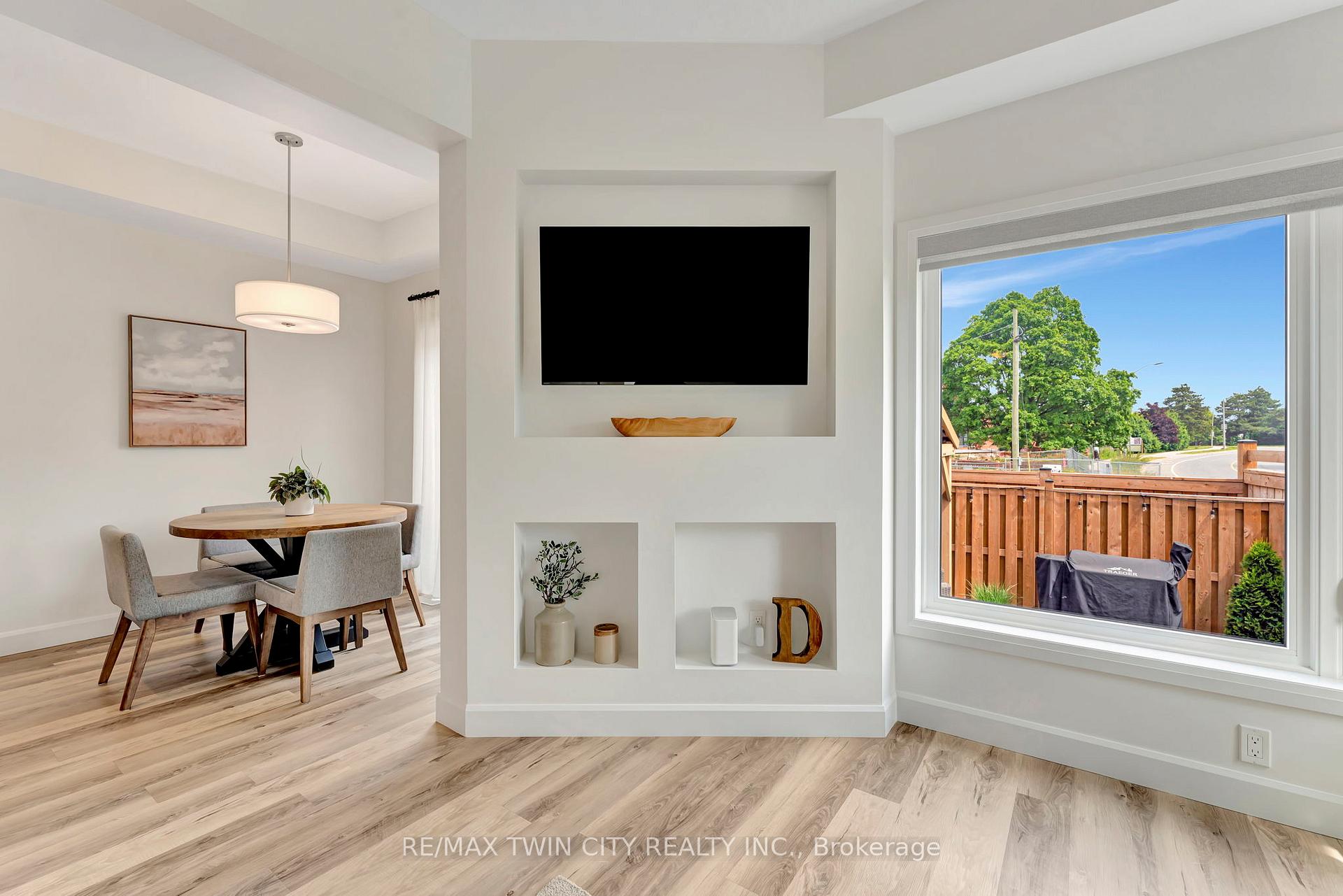 3 Bedrooms Condo at 4 Southam, Hamilton For sale