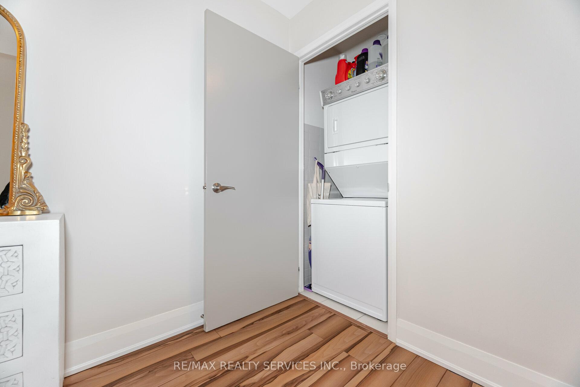 3 Bedrooms Condo at 2900 Highway 7, Vaughan For sale