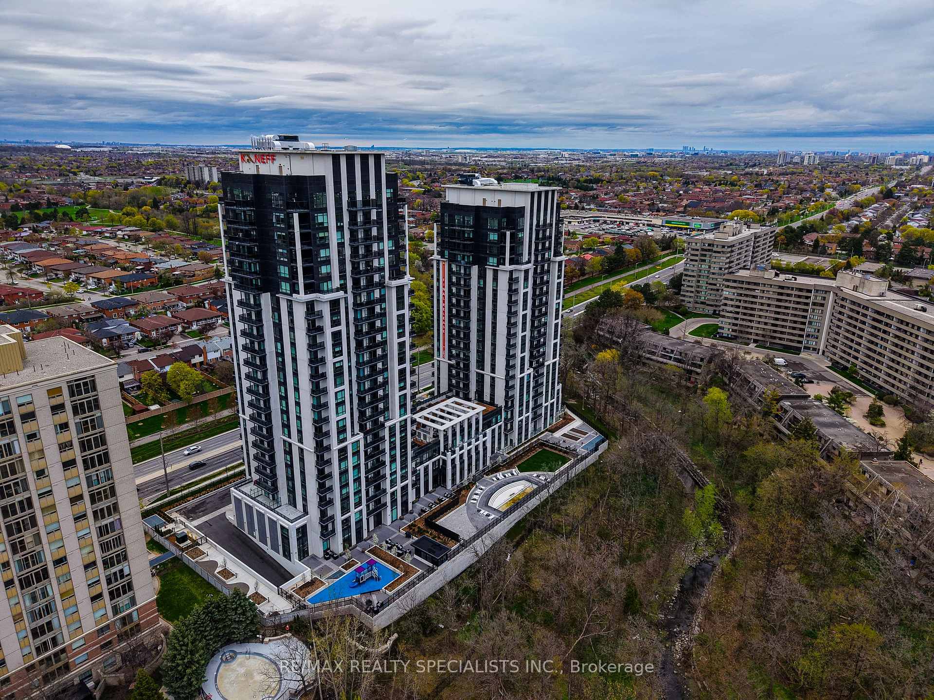 2 Bedrooms Co-op at 202 Burnhamthorpe, Mississauga For sale