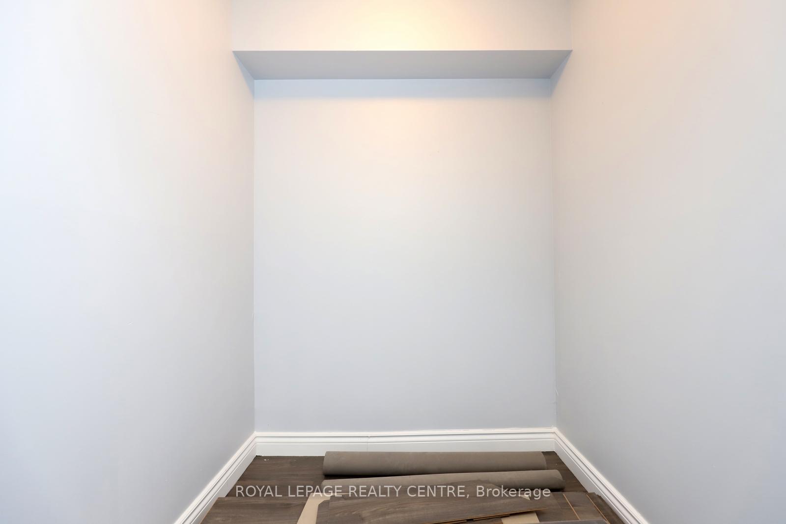 2 Bedrooms Condo at 1001 Cedarglen, Mississauga For sale