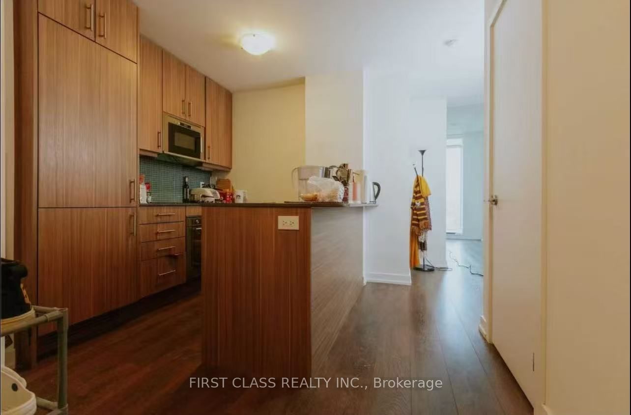 297 College Street, #823