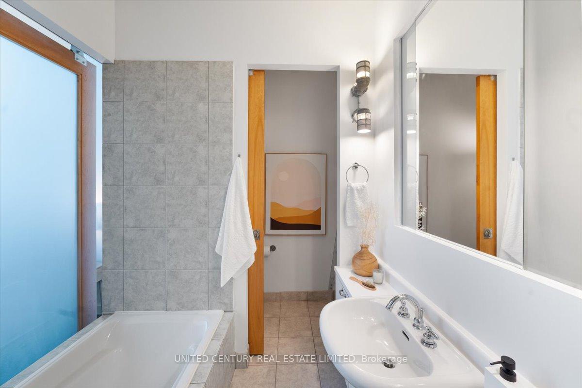 3 Bedrooms Condo at 155 Dalhousie,  Toronto For sale