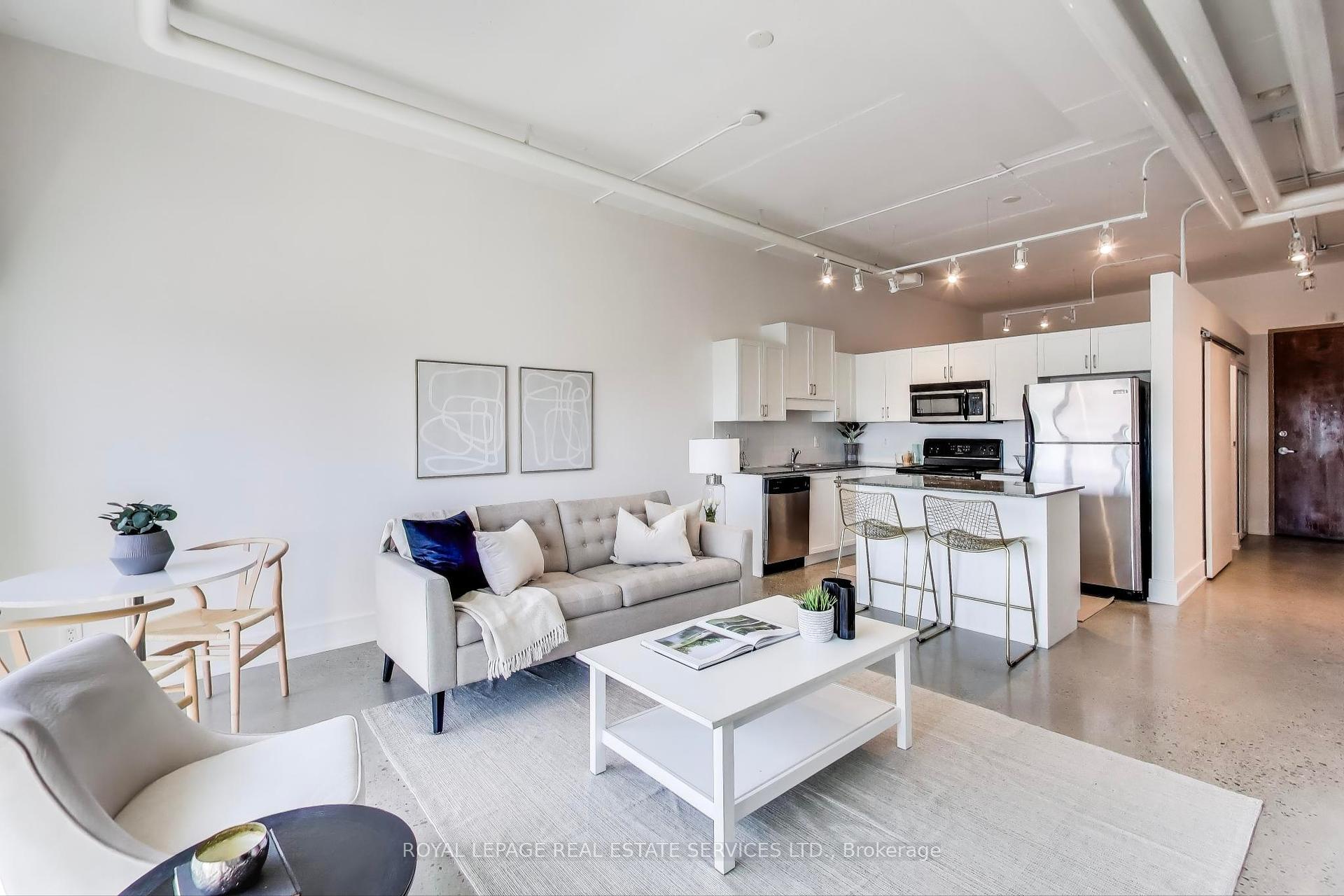 2 Bedrooms Condo at 2 Fieldway,  Toronto For sale