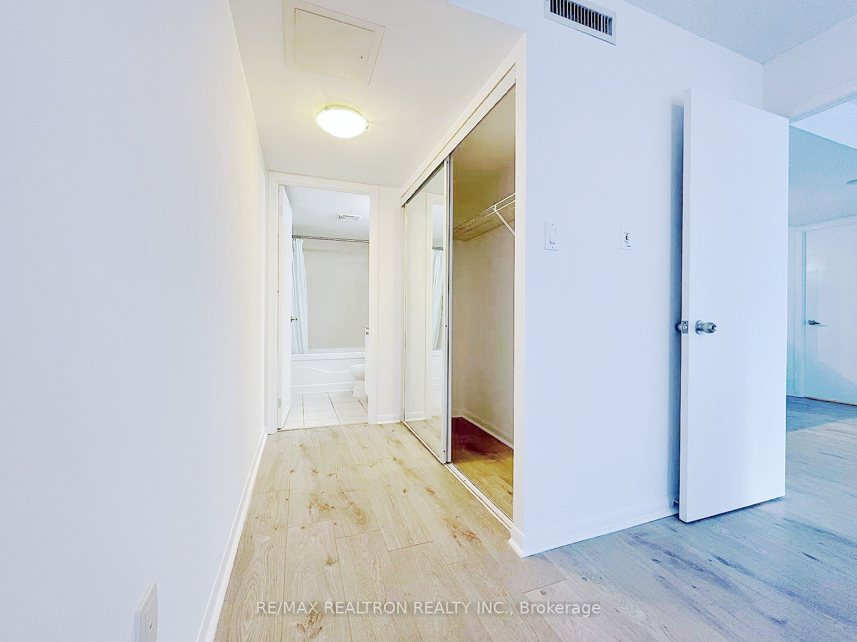 37 Grosvenor Street, #1009