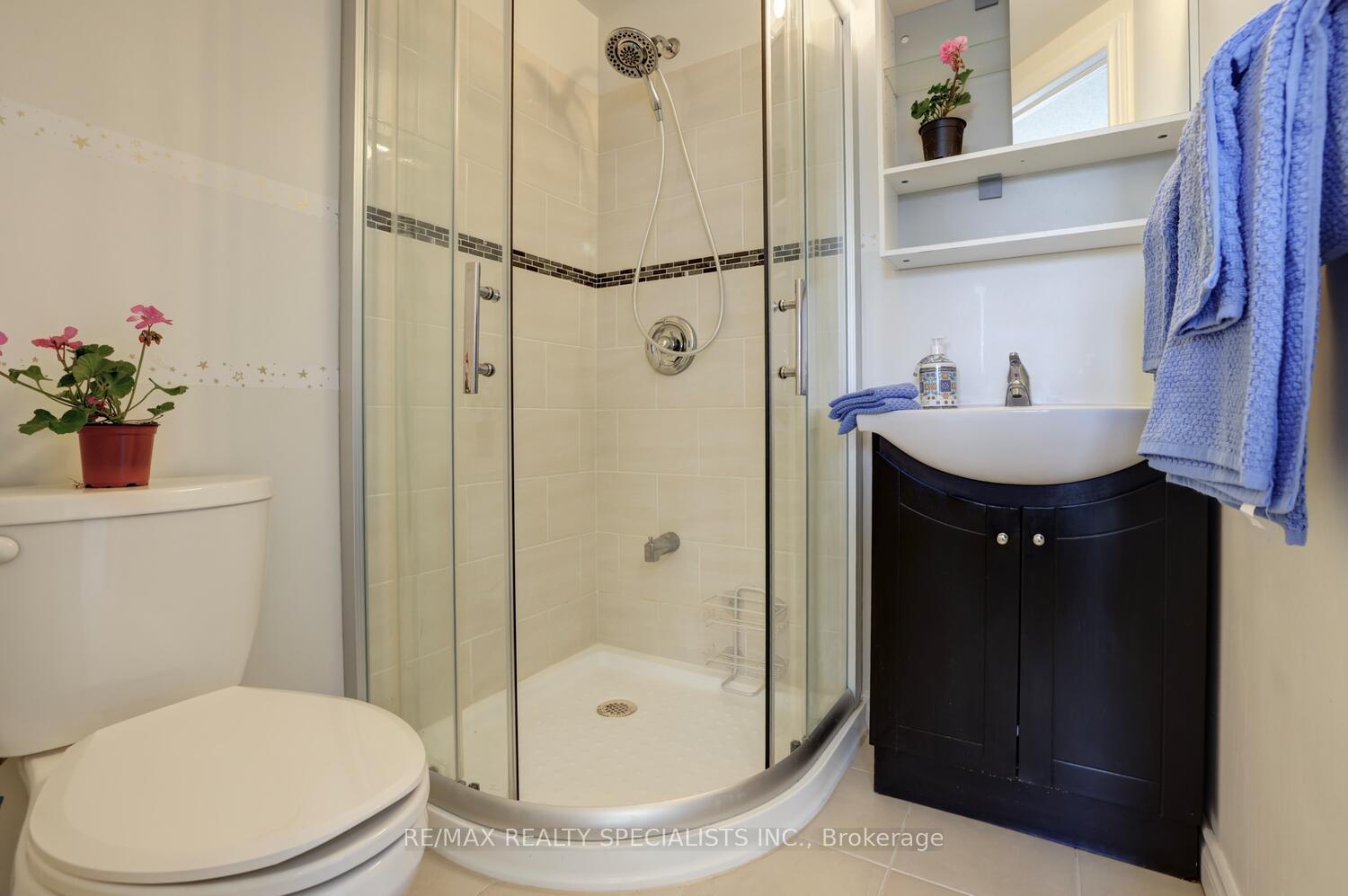 4 Bedrooms Condo at 1128 Dundas, Mississauga For sale