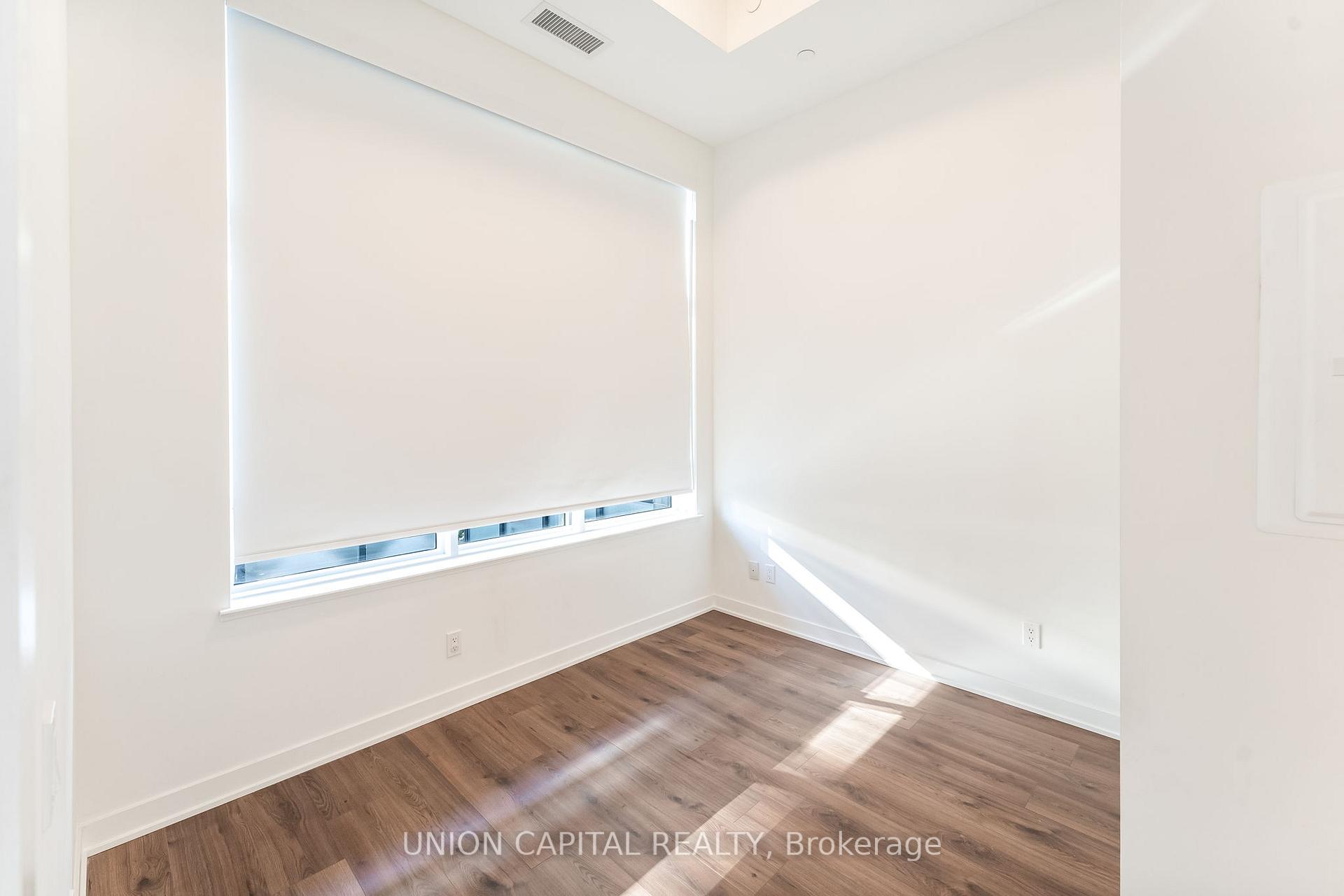 2 Bedrooms Condo at 405 Dundas, Oakville For sale