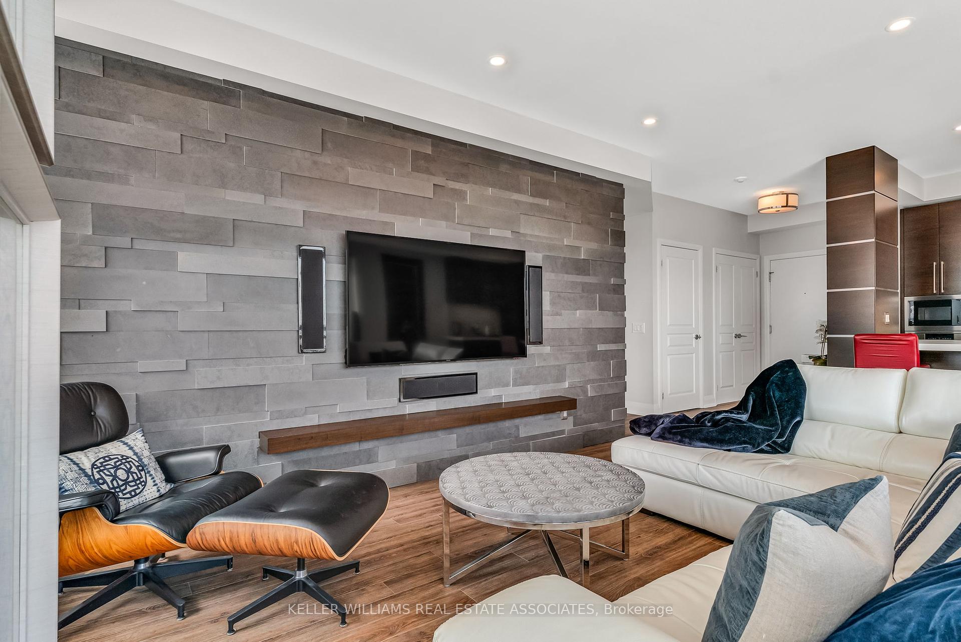 2 Bedrooms Condo at 1 Hurontario, Mississauga For sale