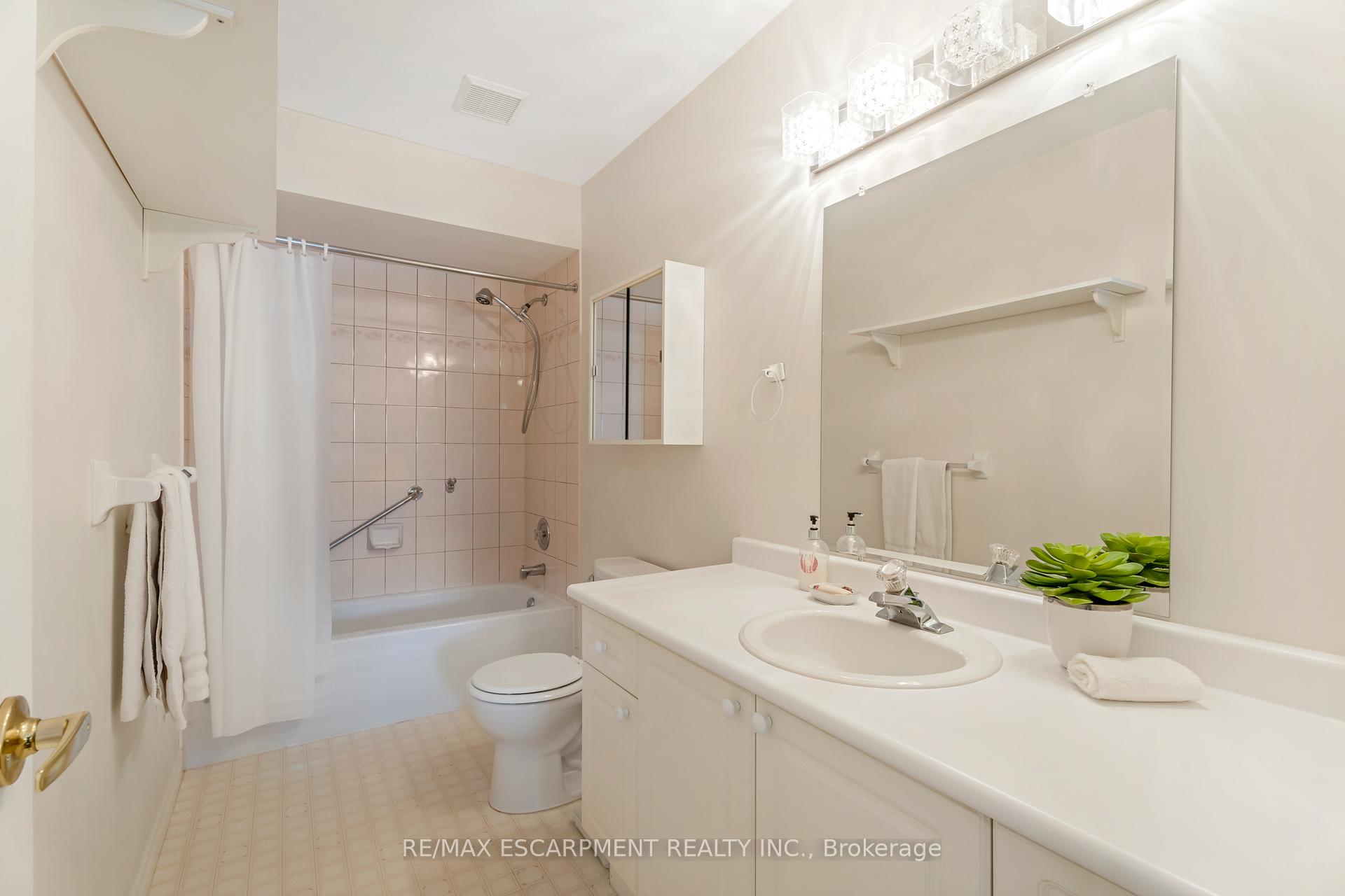 2 Bedrooms Condo at 810 Golf Links, Hamilton For sale