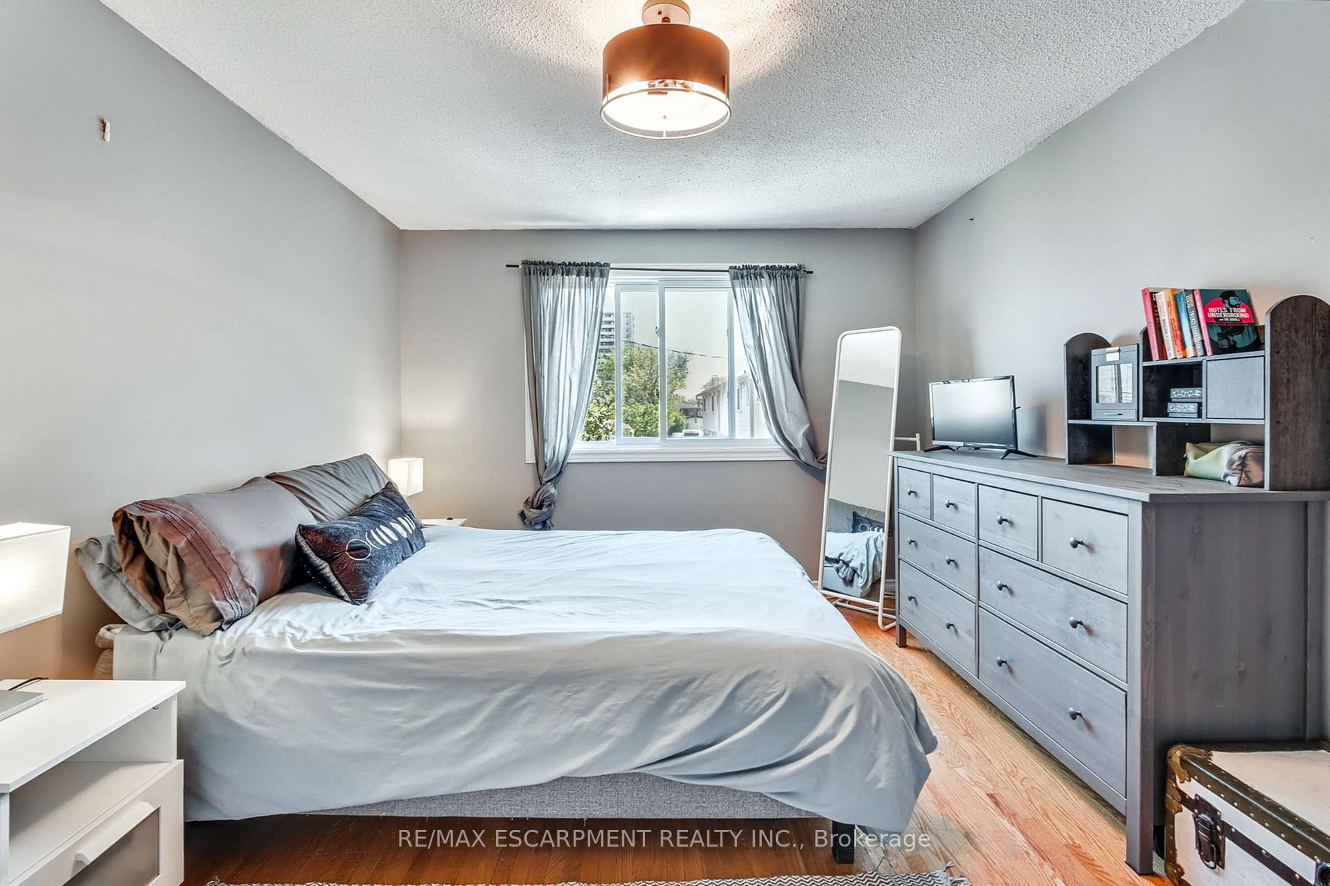 3 Bedrooms Condo at 2700 Barton, Hamilton For sale