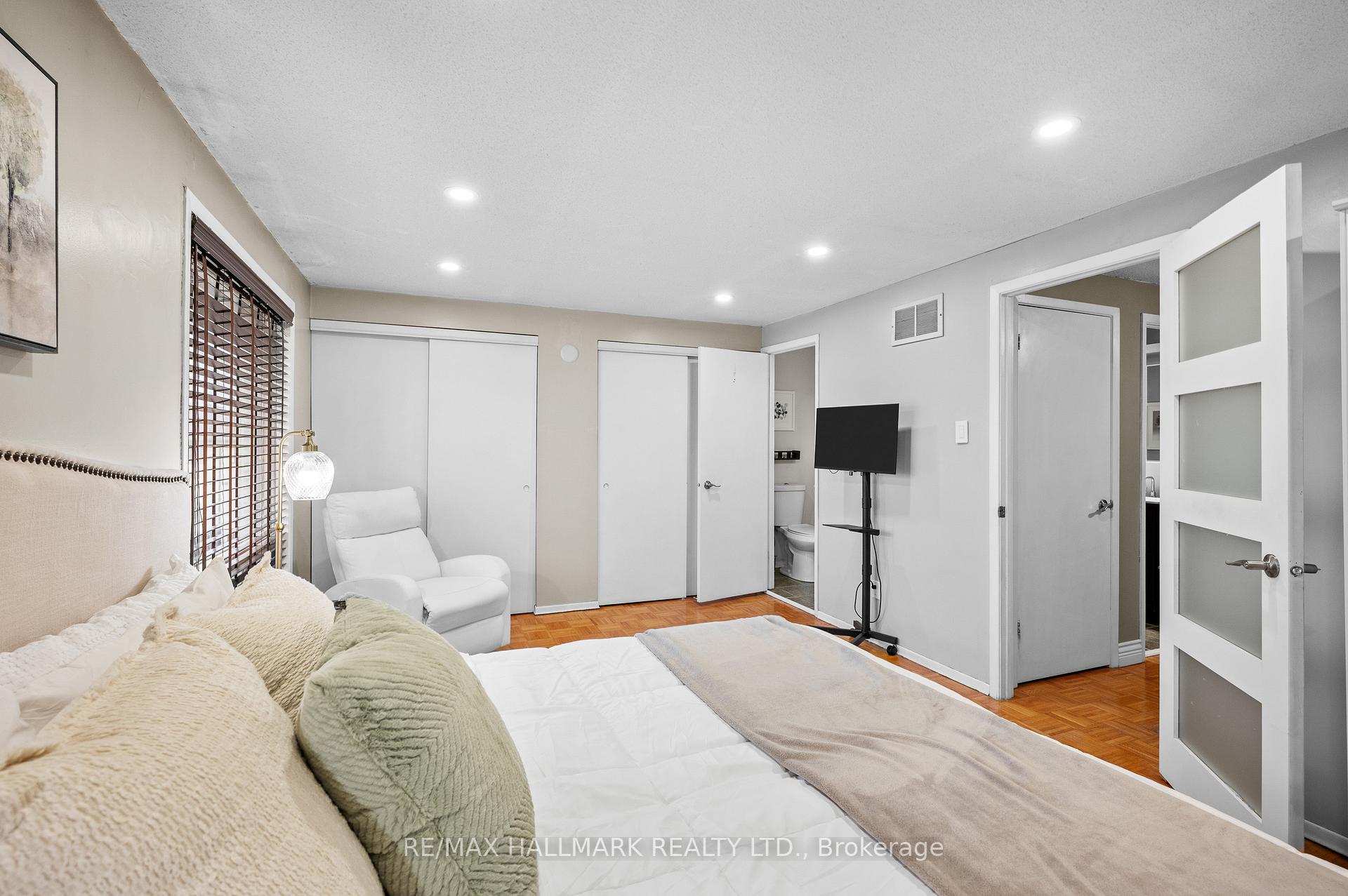 3 Bedrooms Condo at 6679 Shelter Bay,  Mississauga For sale