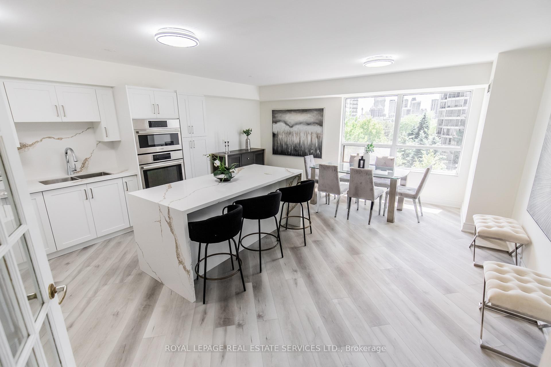 3 Bedrooms Condo at 25 Kingsbridge Garden, Mississauga For sale