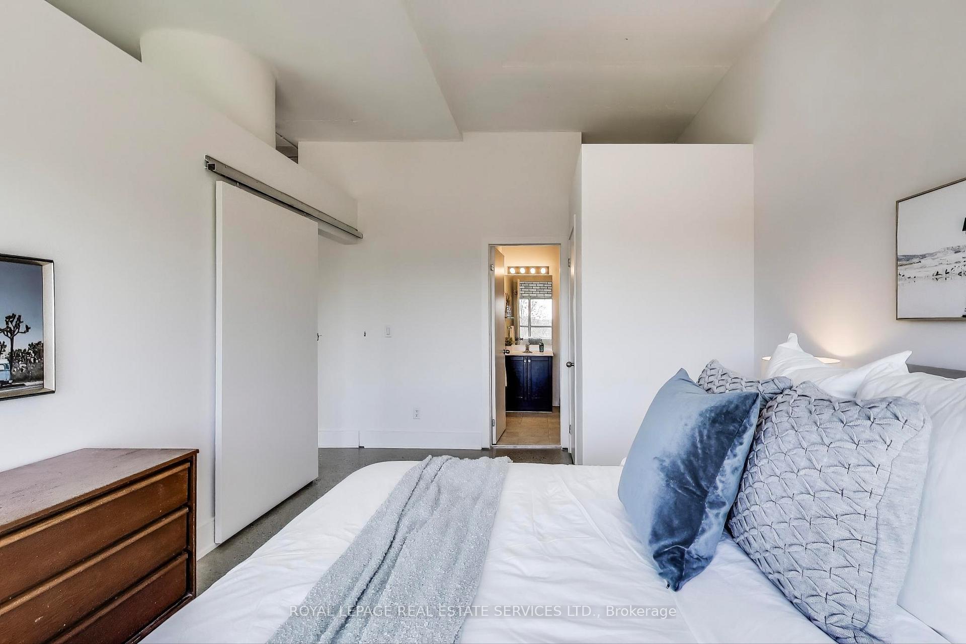 2 Bedrooms Condo at 2 Fieldway,  Toronto For sale